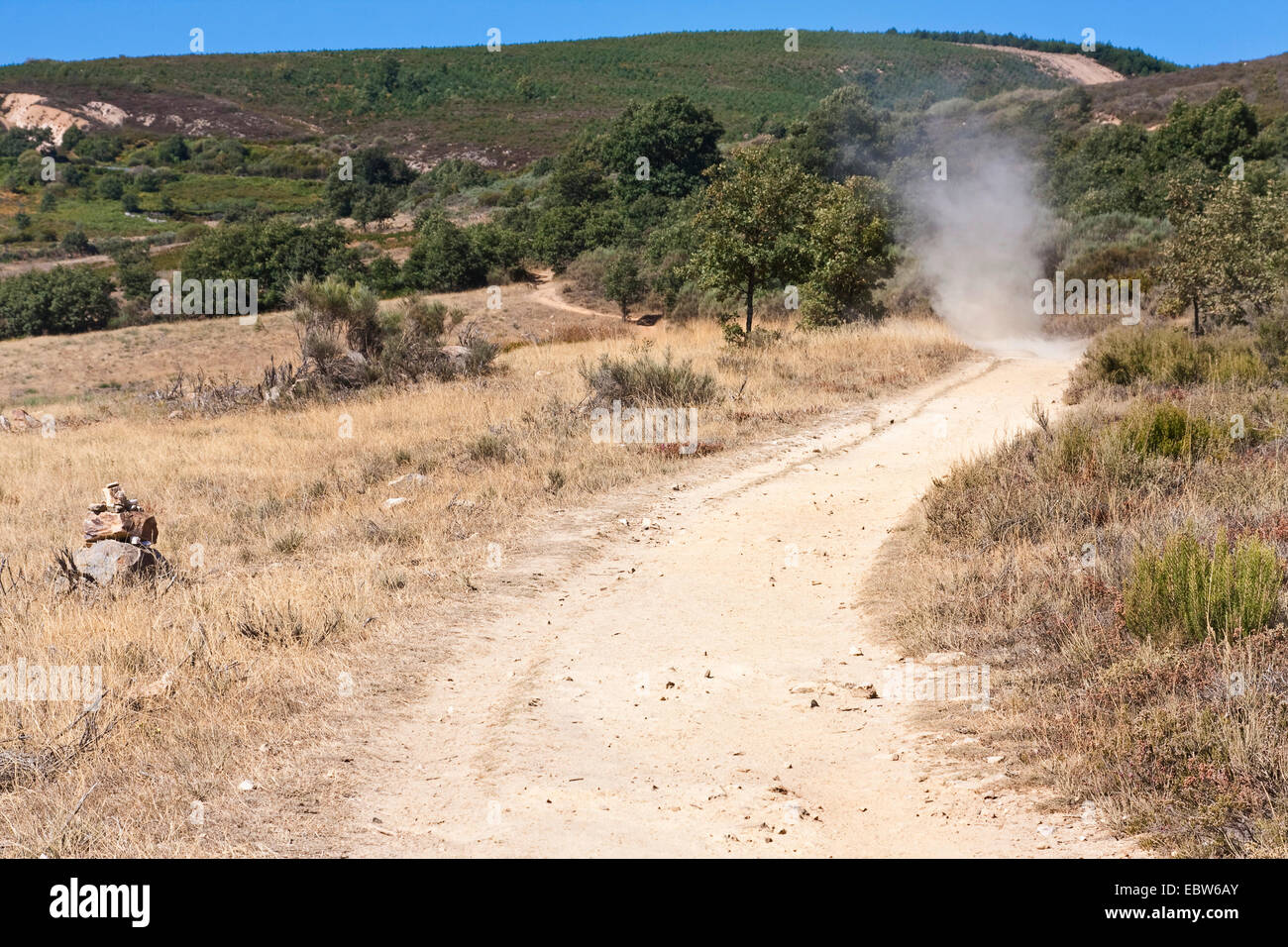 Paysage poussiéreux sur le Chemin de Saint-Jacques avec tourbillon entre Rabanal et Camino nach Foncebad¾n, Espagne, Kastilien & Le¾n, Leon Banque D'Images