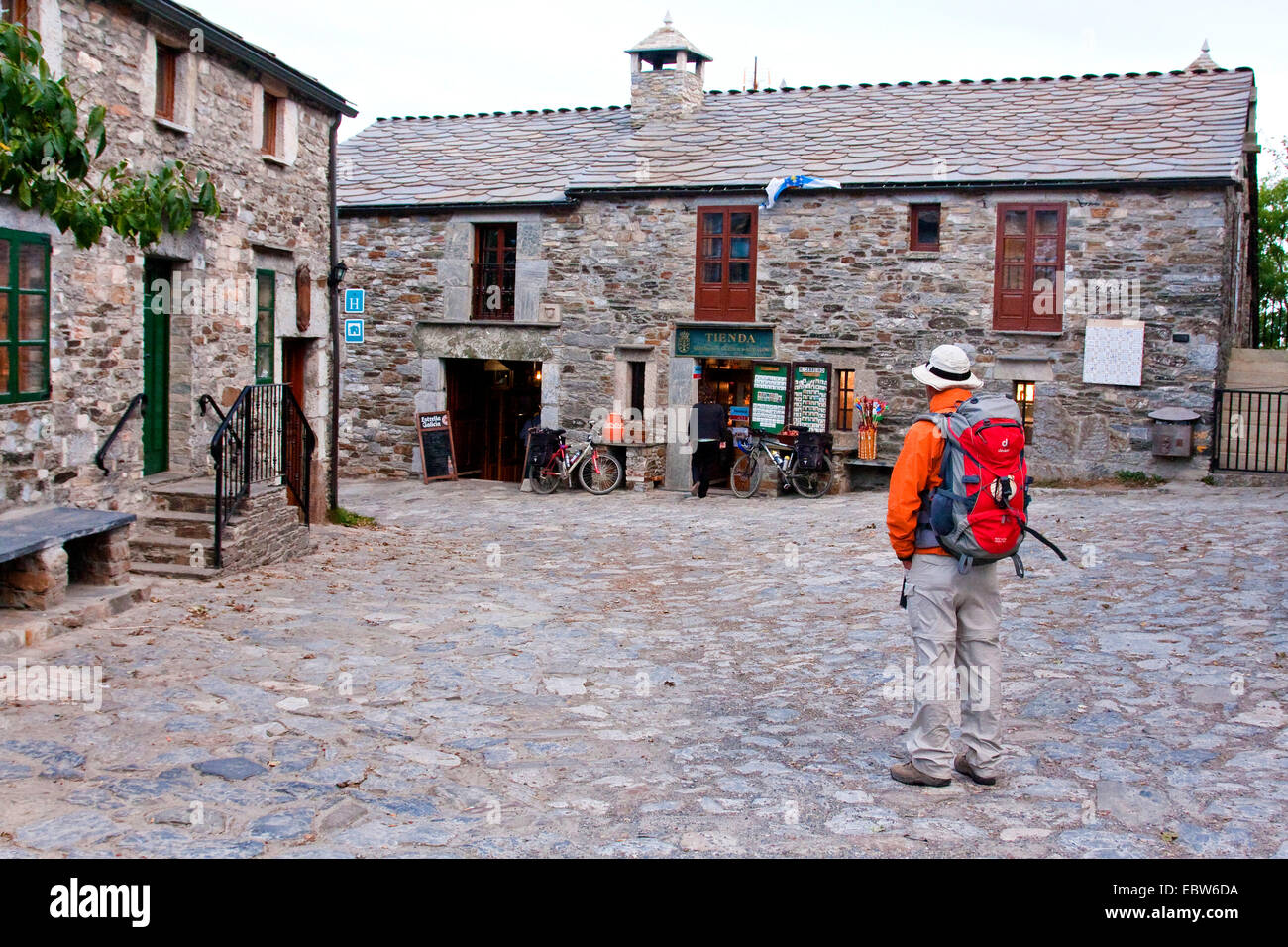 Pilgrim dans O Cebreiro, l'Espagne, la Galice, Lugo, O Cebreiro Banque D'Images