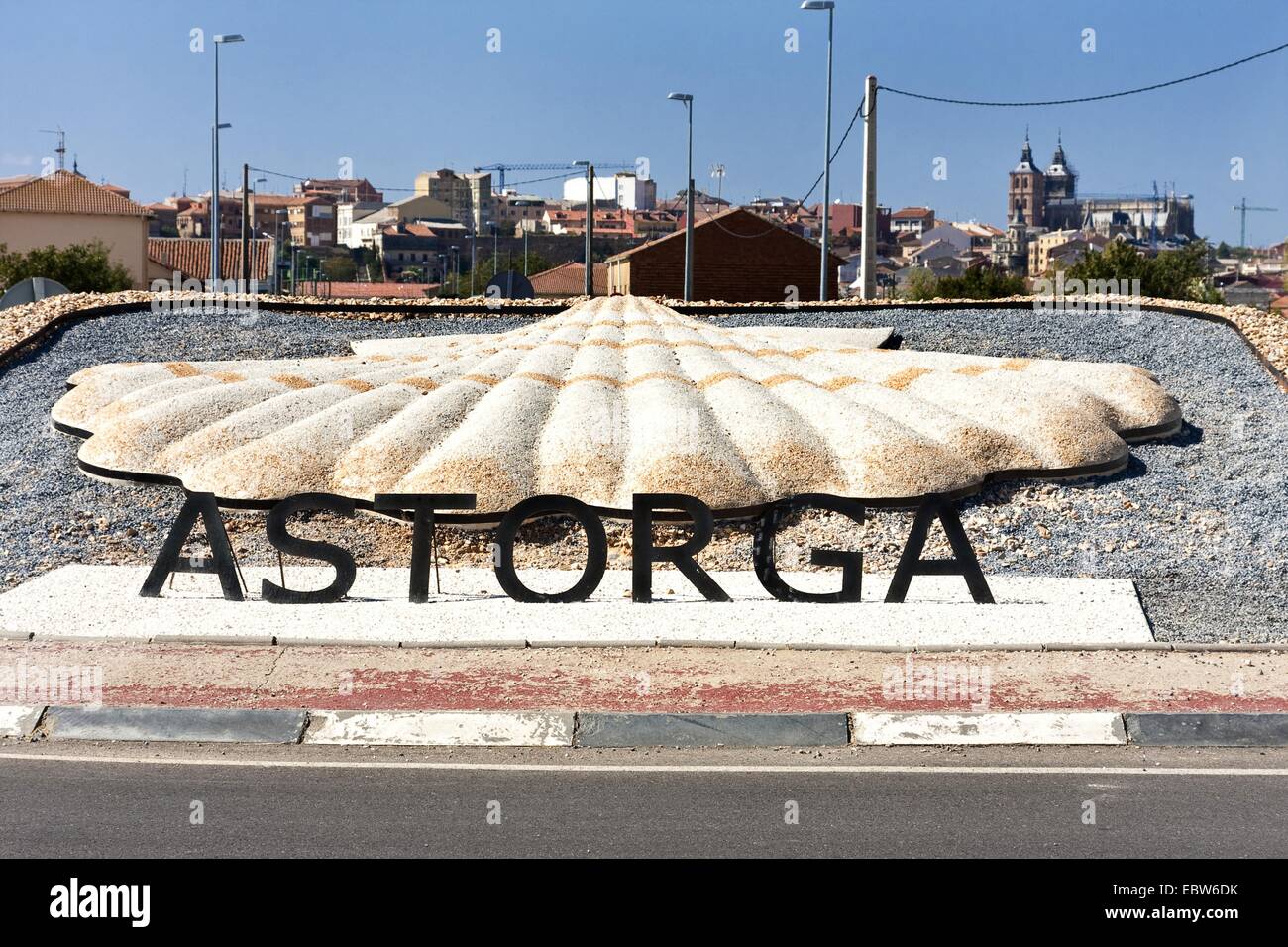Sculpture géante d'une coquille de pèlerin à l'entrée de la ville, l'Espagne, Le¾n Kastilien und, Astorga Banque D'Images