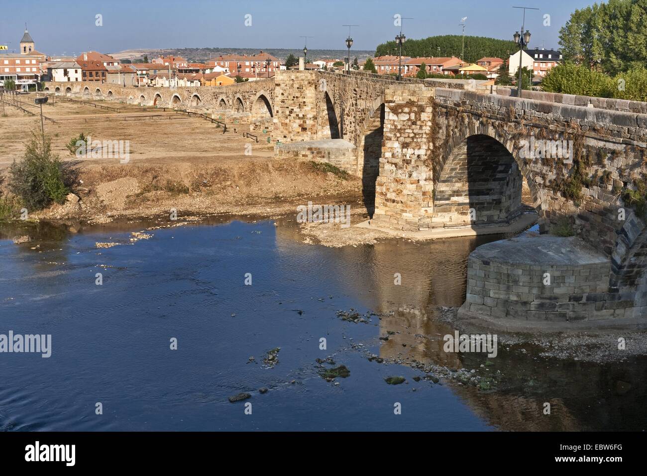 Pont médiéval 'Puente de Ërbigo» dans le soleil du matin (avec ses 20 arcs le plus long pont sur le Camino FrancÚs), l'Espagne, Kastilien und, Le¾n Ërbigo de l'hôpital Banque D'Images