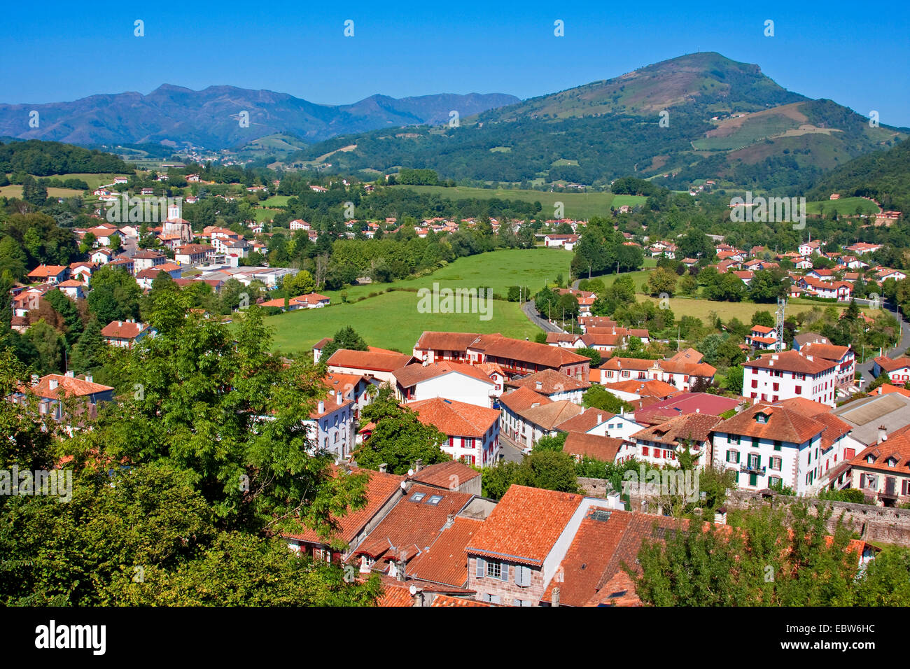 Vue de la ville et les Pyrénées, la France, l'PyrÚnnÚes-Atlantiques, St.-Jean-Pied-de-Port Banque D'Images