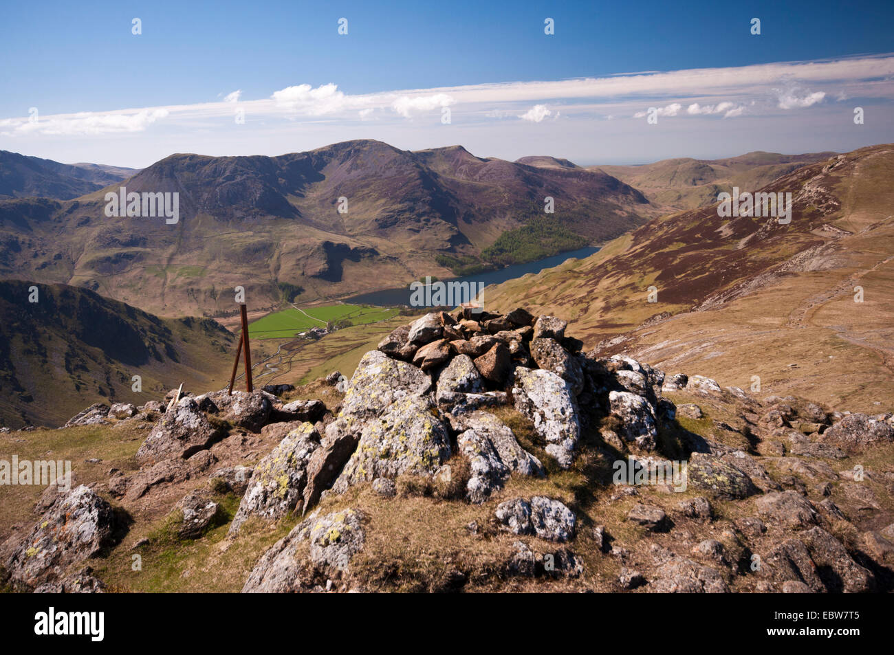 Buttermere vu de Hindscarth Edge en route vers Dale Head, avec le Haut Stile s'élevant au-dessus de l'aire de la Lande vallée. Banque D'Images