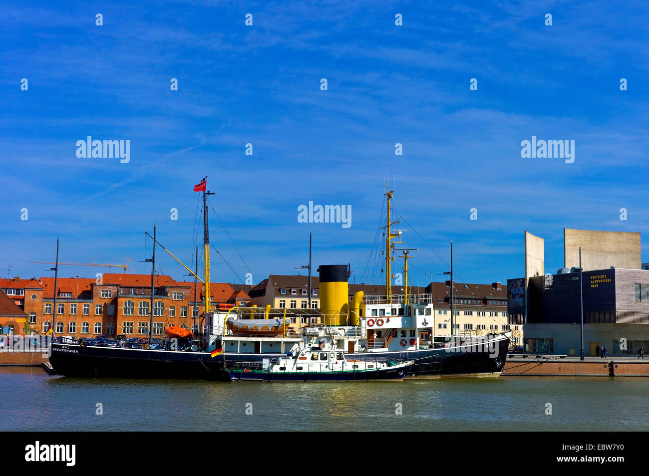 Bateau à vapeur de brise-glace dans le nouveau port de Bremerhaven, Allemagne, Banque D'Images