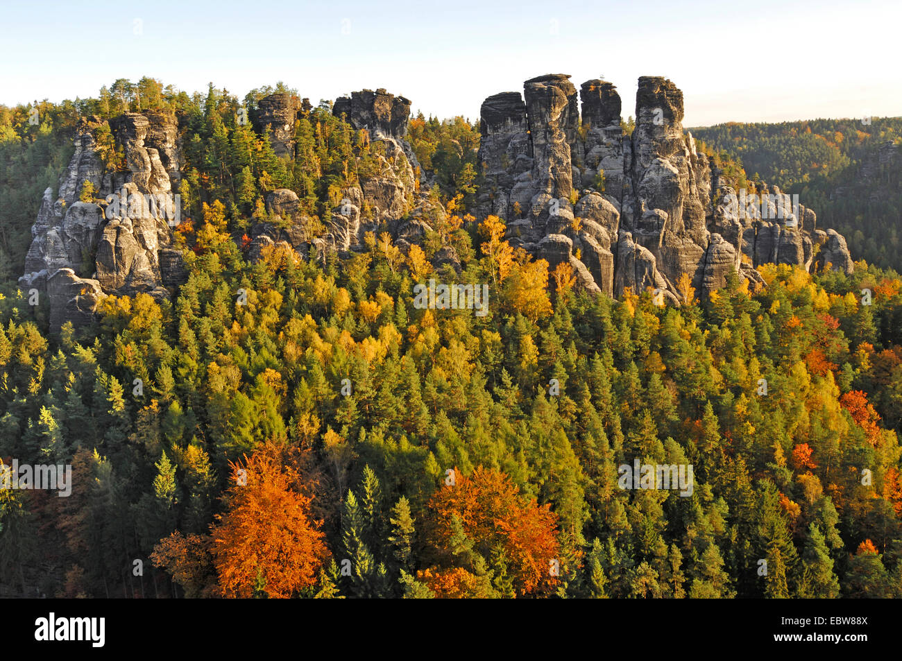 Vue à partir de la Bastei en automne, l'Allemagne, la Saxe, Nationalpark Saechsische Schweiz, Elbsandsteingebirge Banque D'Images