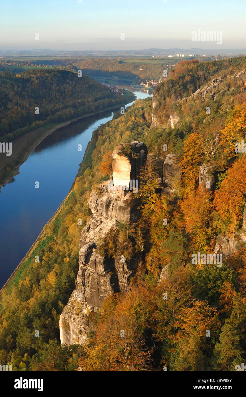 Vue à partir de la Bastei, sur l'Elbe à l'automne, l'Allemagne, la Saxe, Nationalpark Saechsische Schweiz, Elbsandsteingebirge Banque D'Images