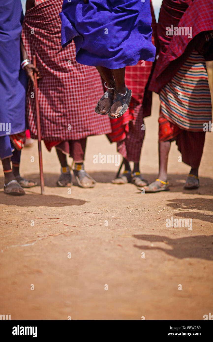 Démonstration d'un groupe de danse traditionnelle masaï Banque D'Images