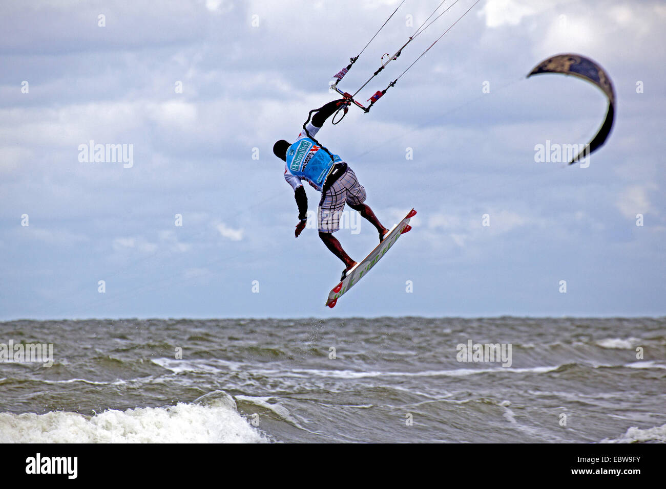 Jumping kitesurfer, Coupe du Monde de Kitesurf, Allemagne, Schleswig-Holstein, Saint Peter Ording Banque D'Images