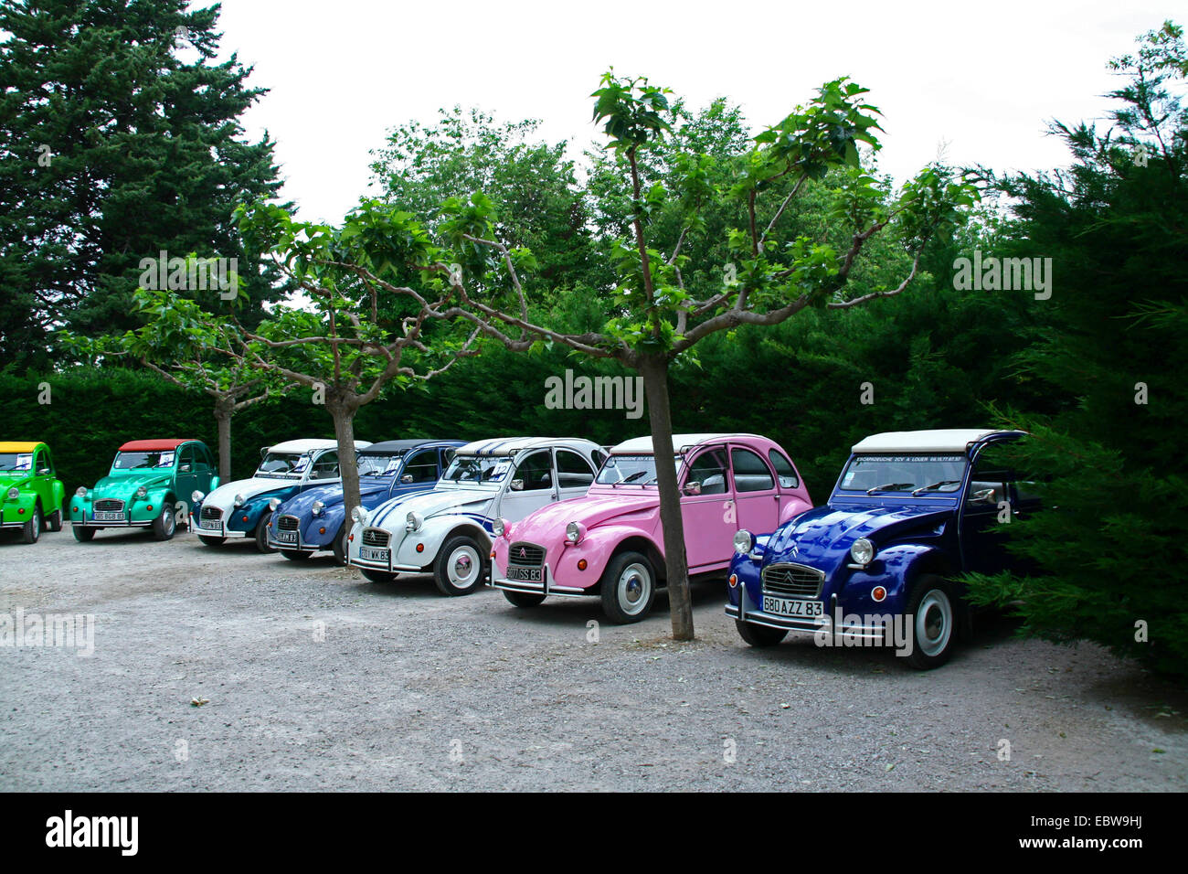 Rangée d'CitroÙns 2CV côte à côte sur un parking , France Banque D'Images