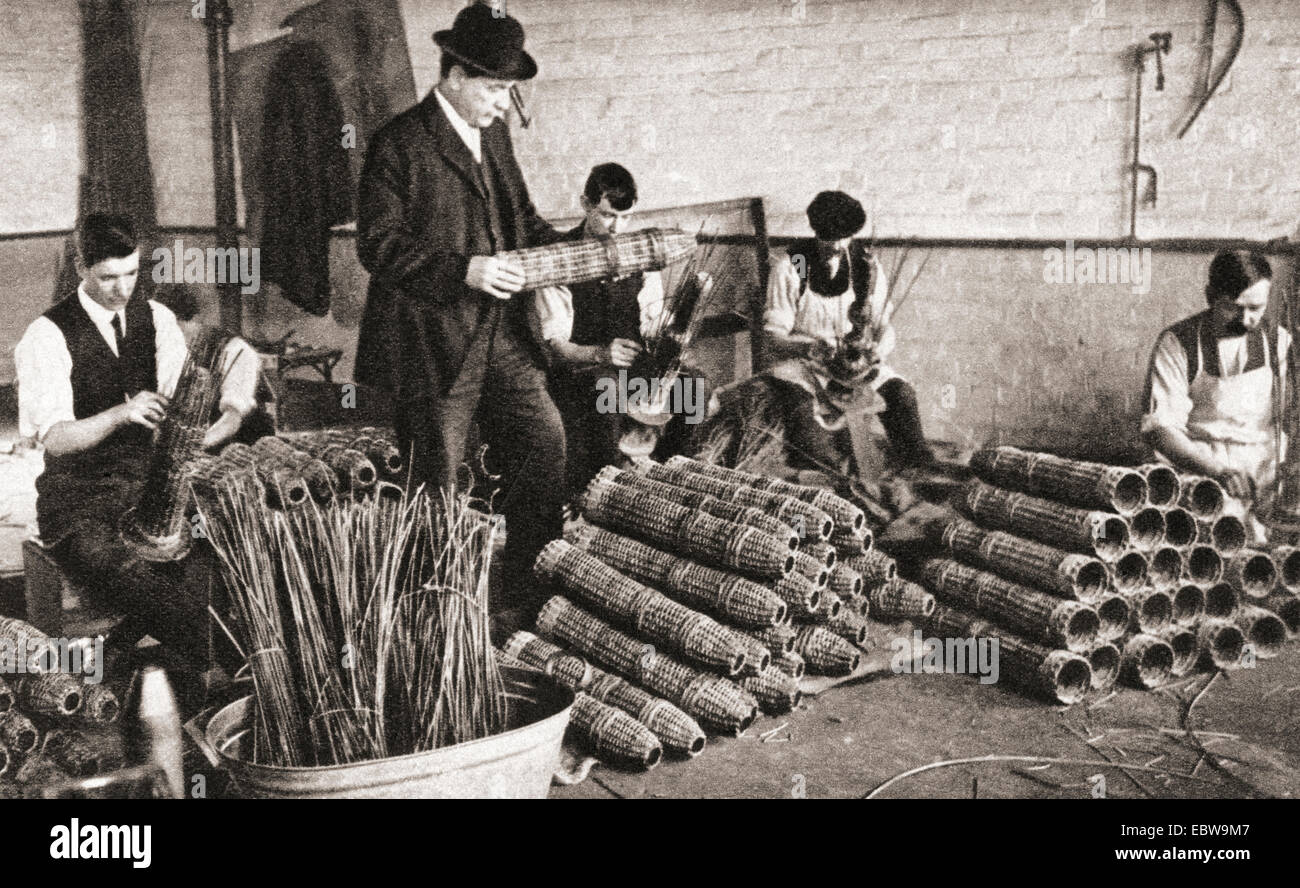 Une usine de Nottingham au cours de la Première Guerre mondiale , les travailleurs de faire des paniers en shell qui ont été emballés projectiles pour un transport en toute sécurité. Banque D'Images