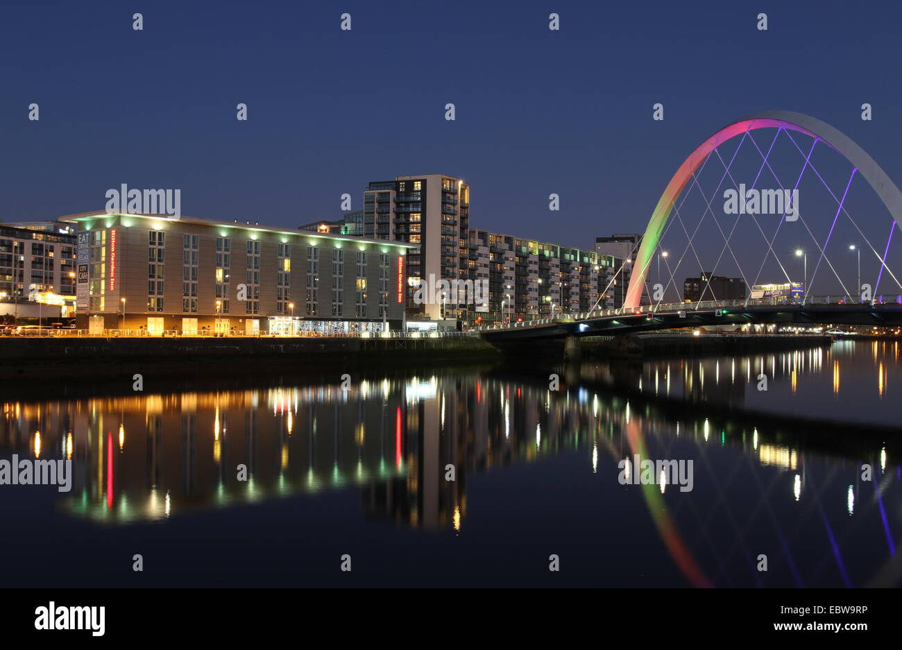 Clyde clyde arc reflète dans l'Ecosse Glasgow au crépuscule décembre 2014 Banque D'Images