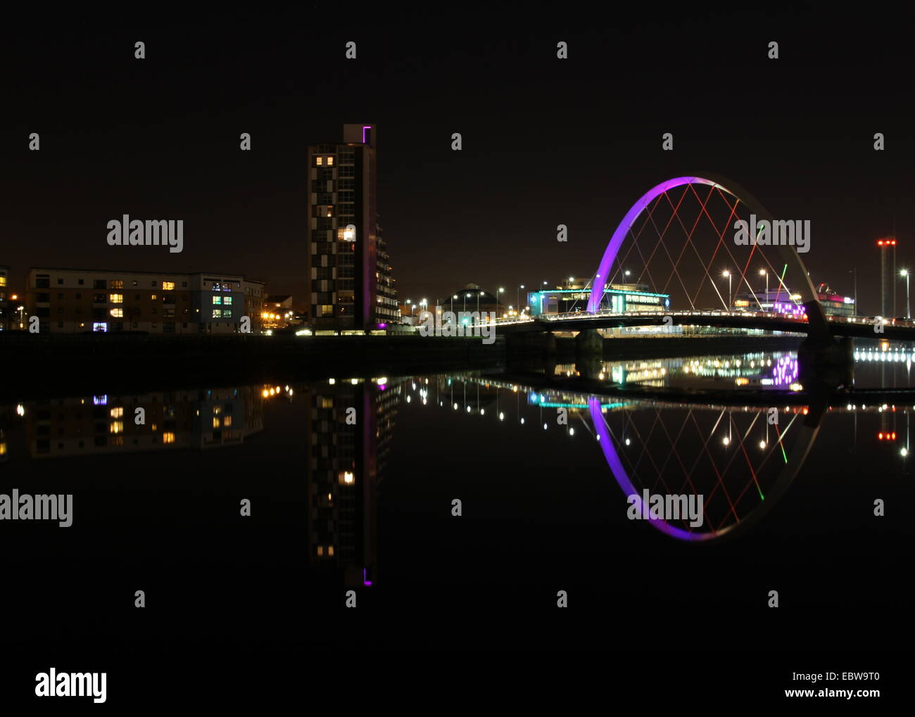 Clyde clyde arc reflète dans la nuit Glasgow Ecosse décembre 2014 Banque D'Images