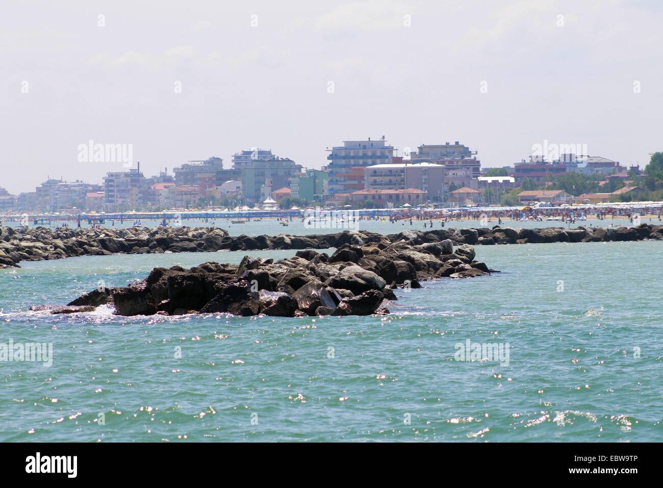 Rochers sur la mer Adriatique en Italie Banque D'Images