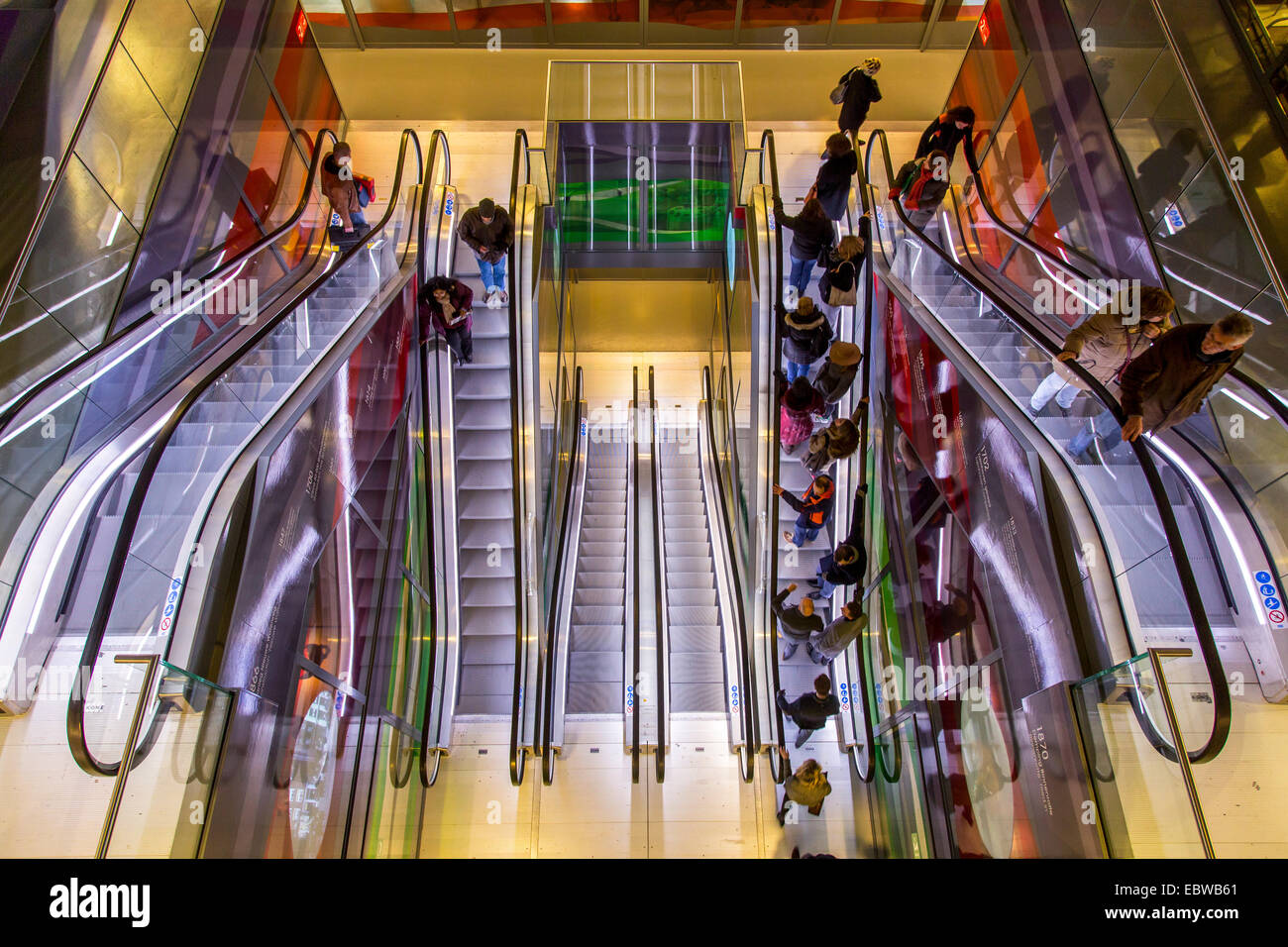 Escaliers mécaniques pour le sous-sol et d'un marché couvert à Rotterdam. Banque D'Images