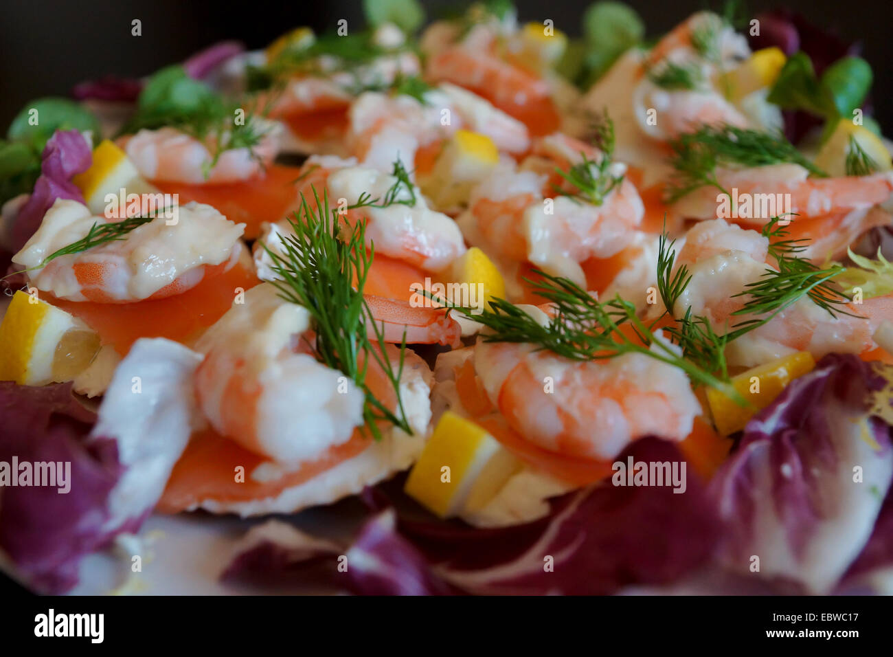 Sur une assiette de salade de crevettes Banque D'Images