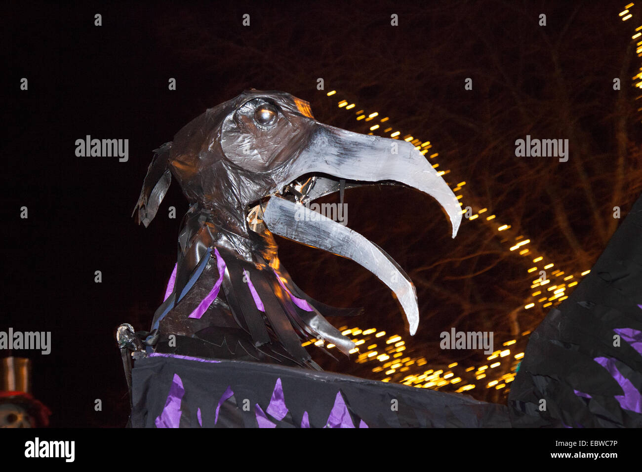 Le papier mâché Cor Raven à Chester, Royaume-Uni 4 décembre 2014. Défilé de la mi-hiver regarder à partir de la place de l'hôtel de ville, une Samba Karamba 'ghost' conduit un défilé des squelettes, la respiration du feu, cuisiniers, Noël squelette anges et démons qu'ils ont célébré le solstice d'hiver. Un événement qui date du Xvème siècle, où des artistes locaux et des groupes communautaires s'unissent pour célébrer l'époque où la ville dirigeants auraient les clés de la ville. Banque D'Images