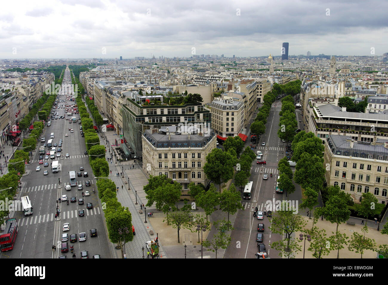 Vue sur Paris de l'Arc de Triomphe, Paris nuageux Banque D'Images