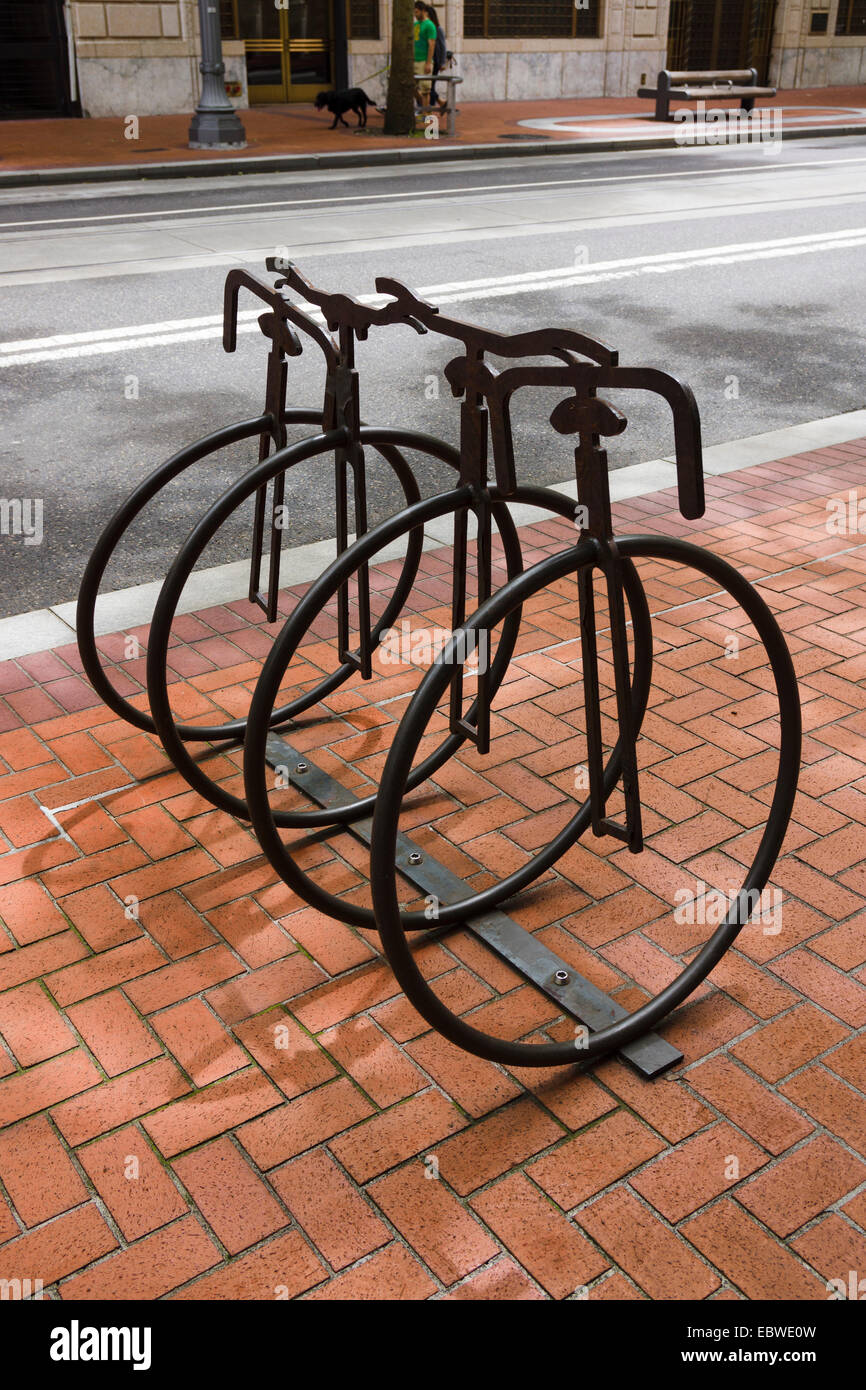 Support à bicyclettes dans une rue à Portland, Oregon, USA. Banque D'Images