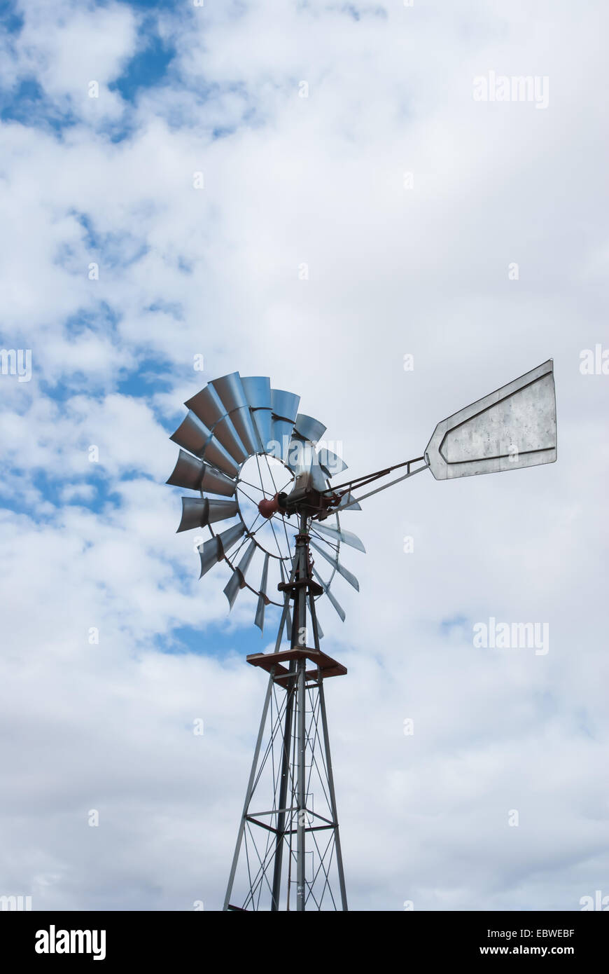 Roue d'argent contre ciel nuageux Banque D'Images