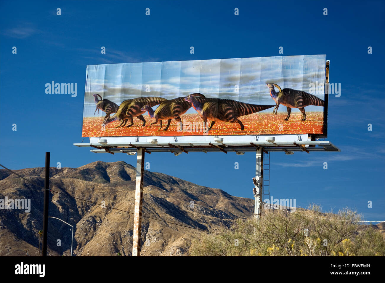 Billboard représentant des dinosaures dans désert près de Palm Springs, Californie Banque D'Images