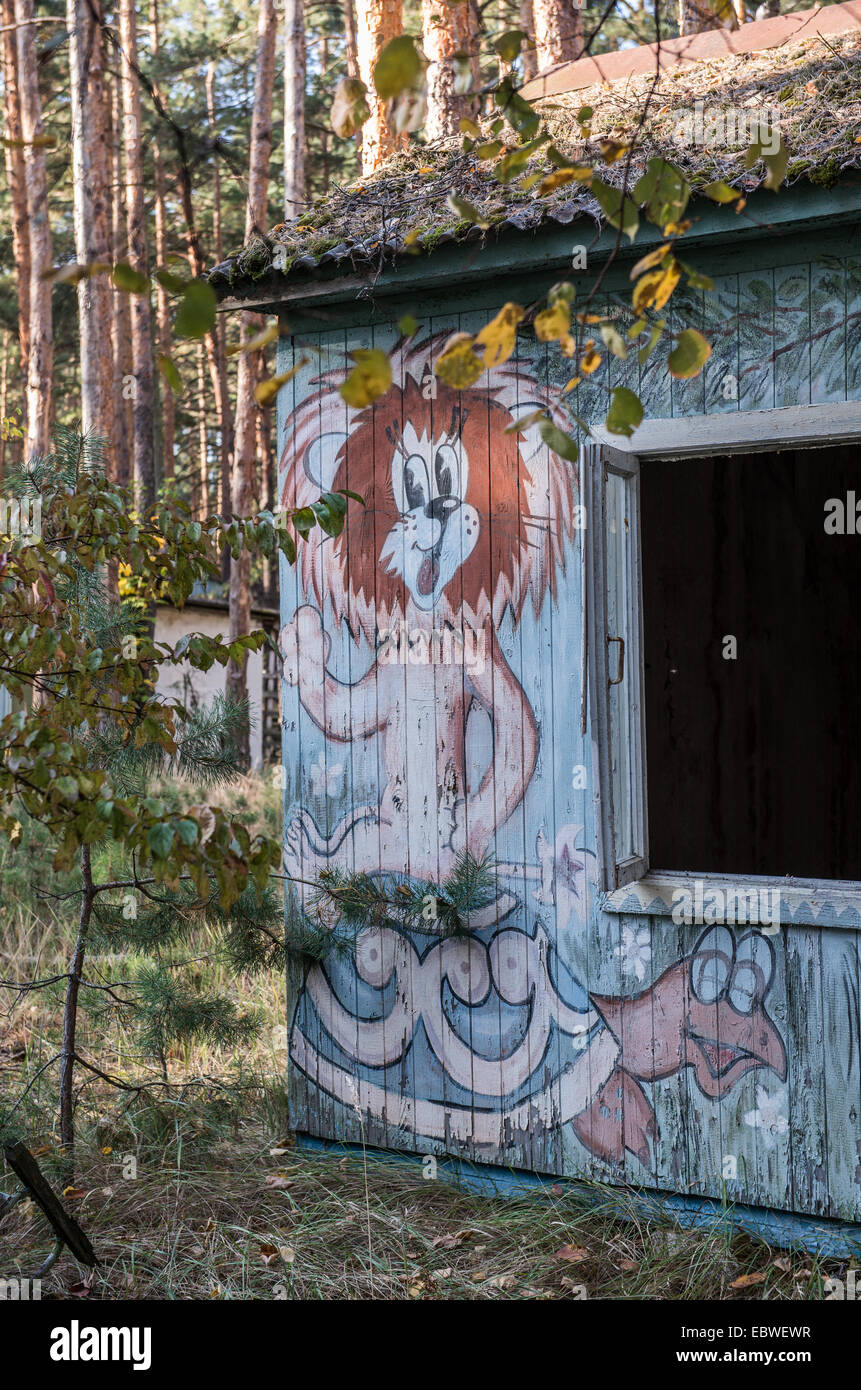 Personnage soviétique des dessins sur maison en bois en été Izumrudnoe (Émeraude), zone d'exclusion de Tchernobyl, l'Ukraine Banque D'Images