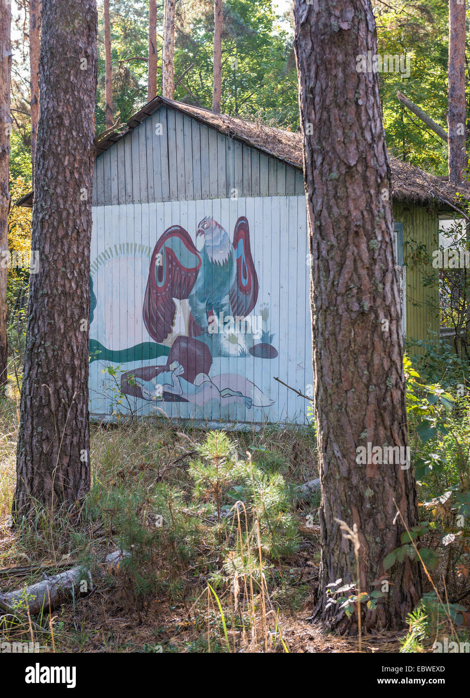 Personnage soviétique des dessins sur maison en bois en été Izumrudnoe (Émeraude), zone d'exclusion de Tchernobyl, l'Ukraine Banque D'Images