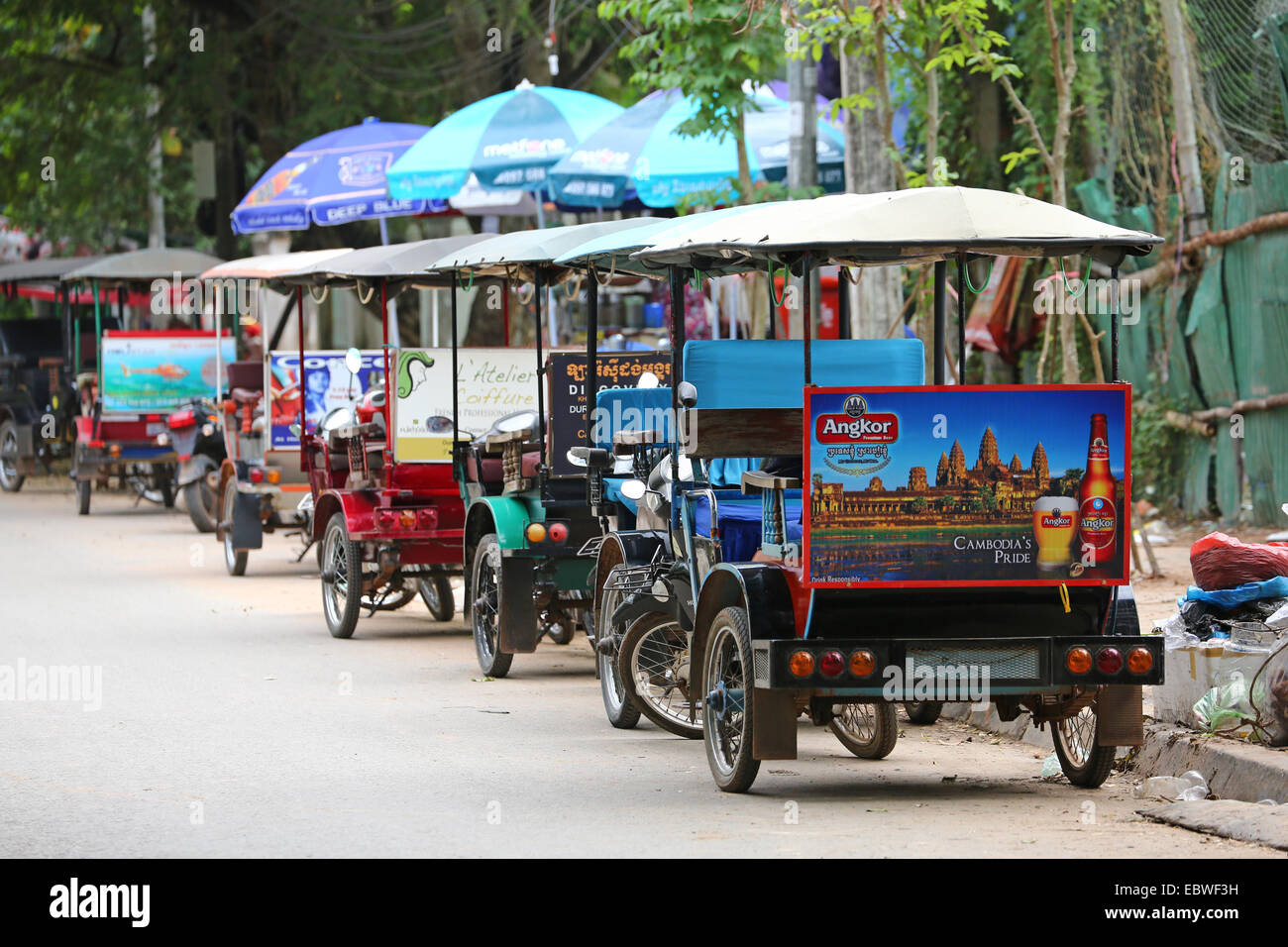 Scène de rue avec les Tuk Tuks, Siem Reap, Cambodge. Banque D'Images