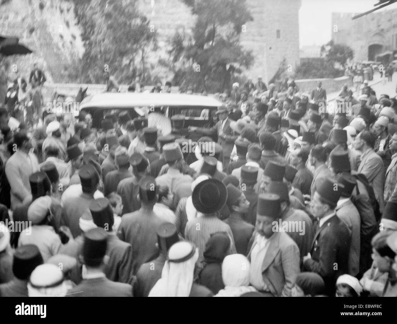 Arrivée du Négus à Haïfa - les foules le long de la route (à Haïfa ou à Jérusalem) en attente de la famille de l'Empereur Éthiopien Haile Selassie I qui est arrivé à Haïfa sur le navire britannique, le H.M.S. Enterprise, le 8 mai 1936 Banque D'Images