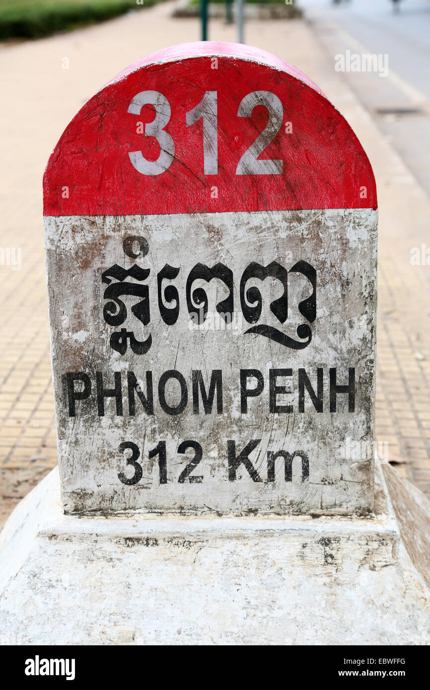 Marqueur routier en rue à Phnom Penh, Siem Reap, Cambodge. Banque D'Images