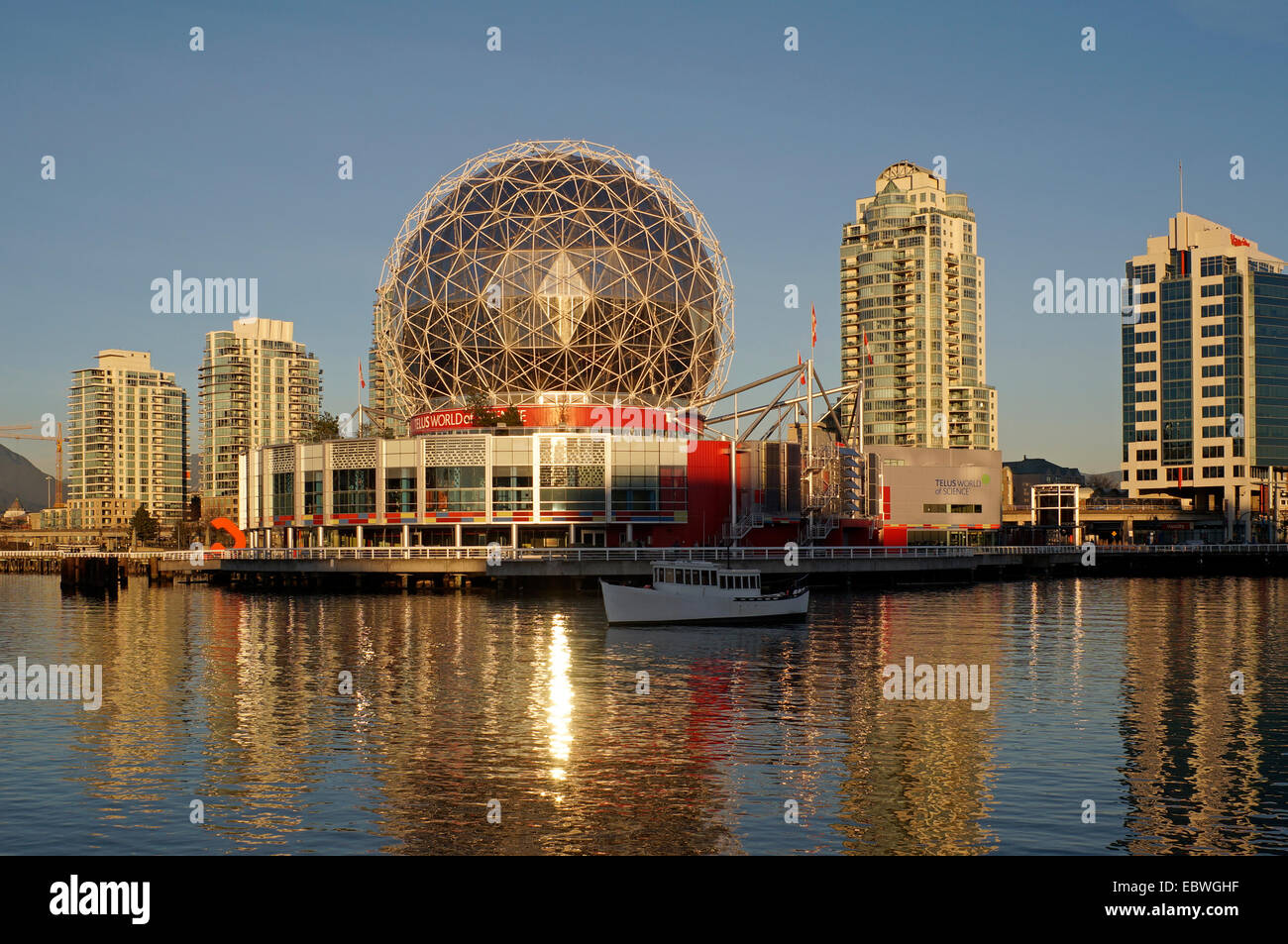 Le Telus World of Science et Science World sur False Creek, Vancouver, British Columbia, Canada Banque D'Images