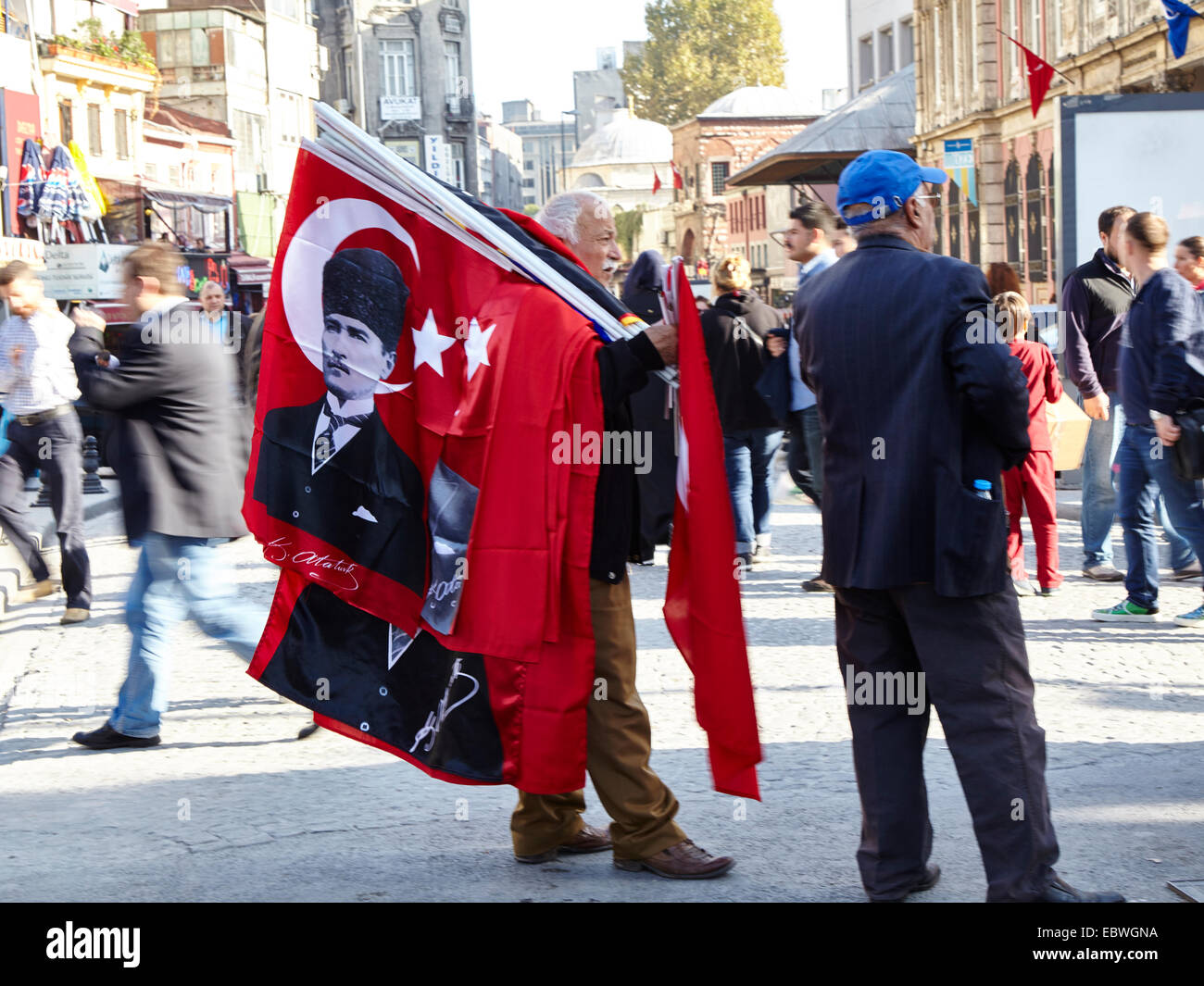 Vendeur drapeau turc Kemal Atatürk du Croissant-Rouge. Banque D'Images