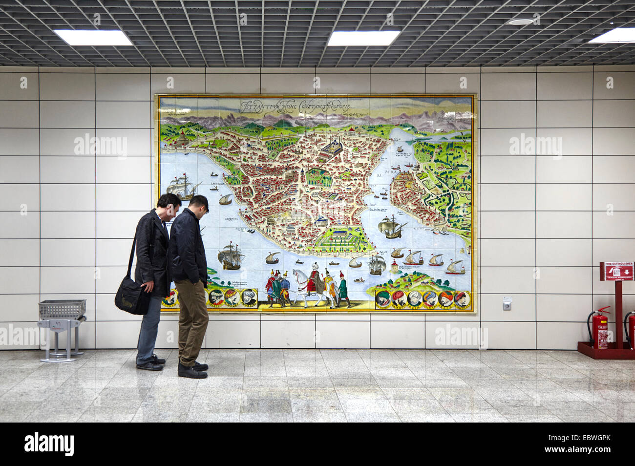 Transport ferroviaire public métro d'Istanbul sous le détroit du Bosphore avec carte montrant la ville Banque D'Images