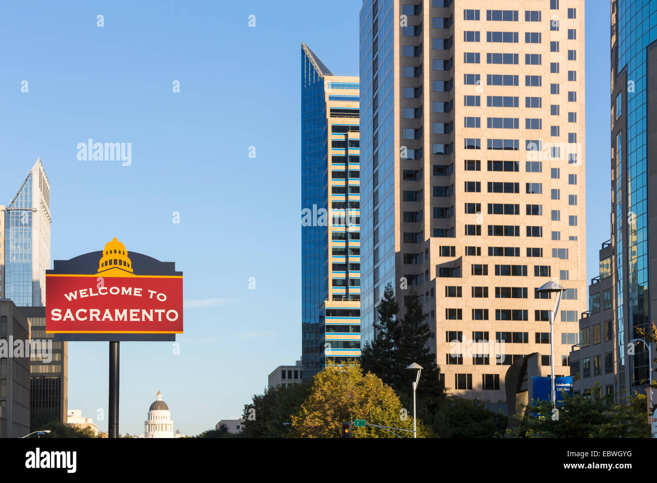 Un 'Bienvenue à Sacramento' signer au centre-ville de Sacramento, avec le State Capitol building dans l'arrière-plan lointain. Banque D'Images