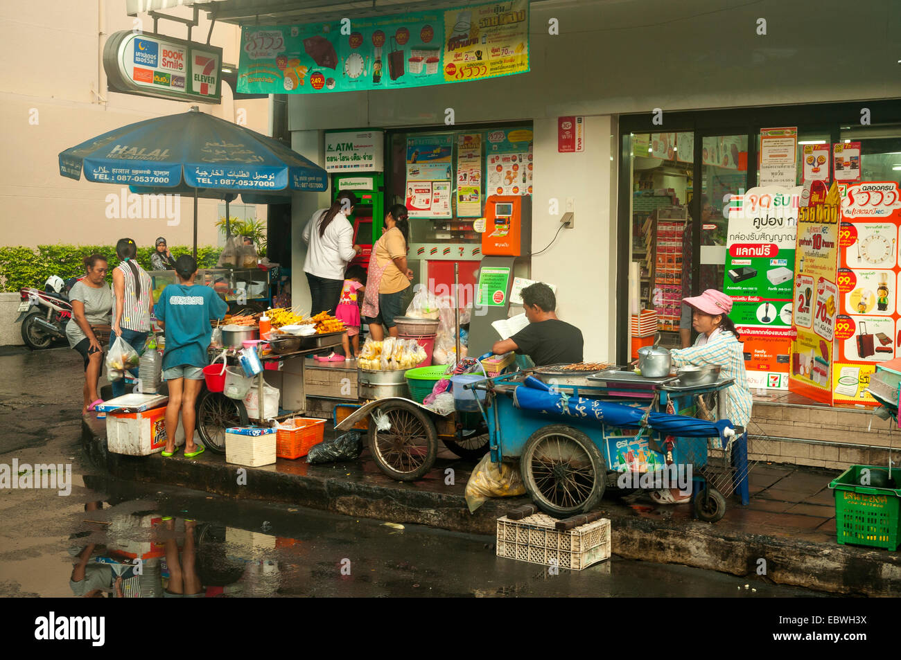 Colporteurs de l'alimentation de rue à Bangkok, Thaïlande Banque D'Images