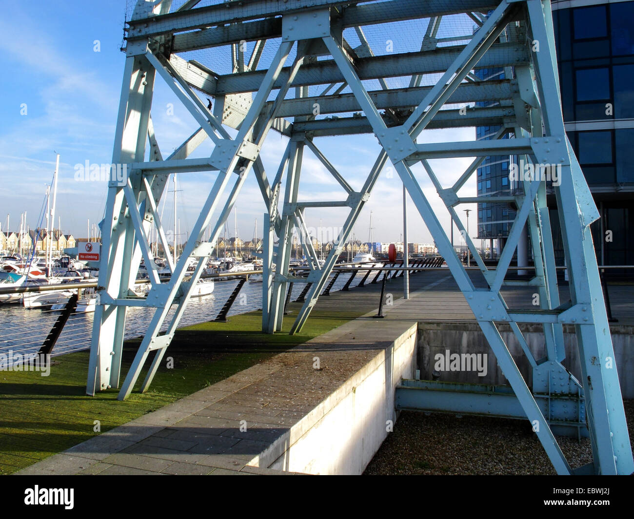 Vue de la base d'une grue à flèche relevable niveau Banque D'Images