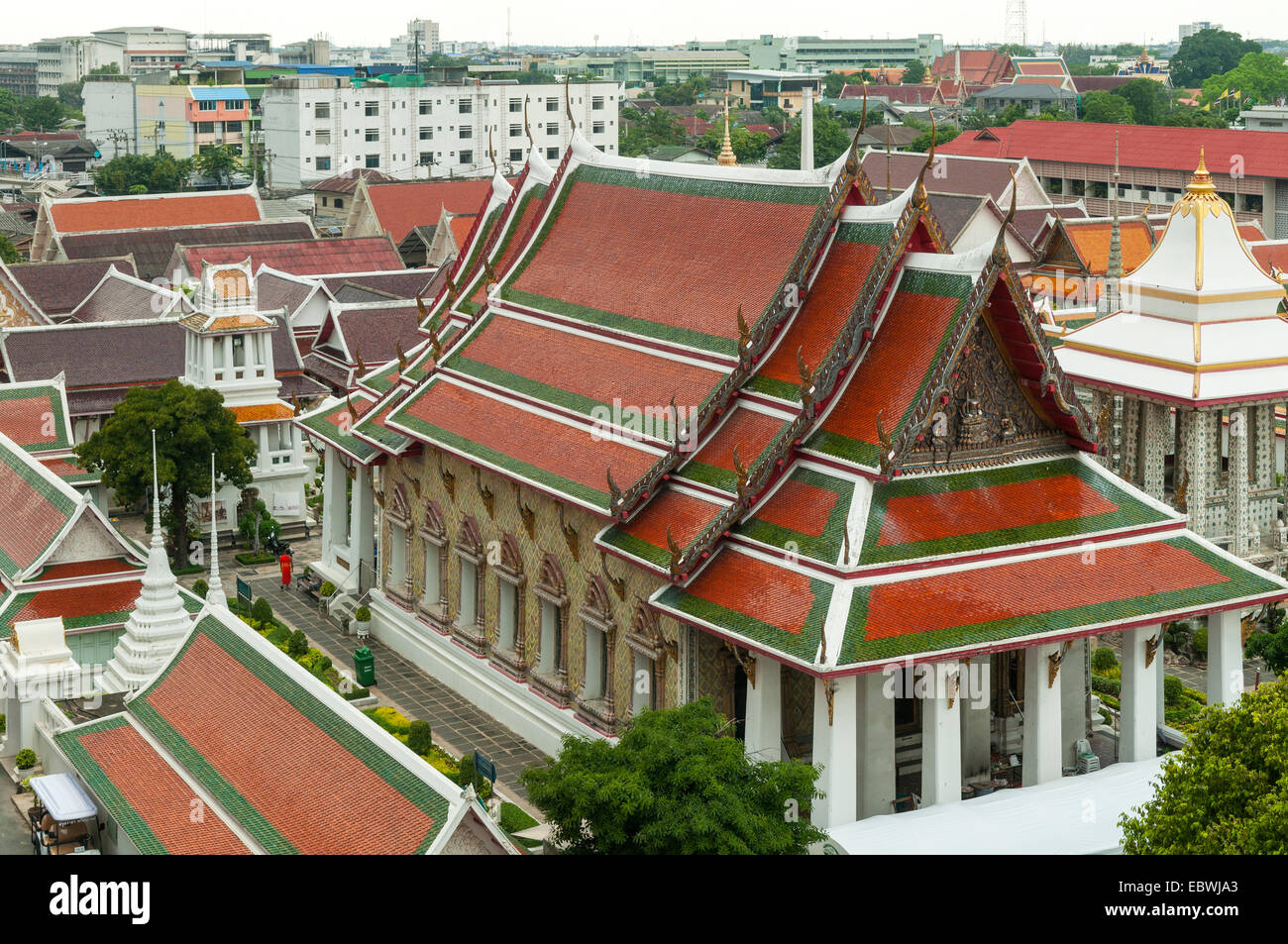L'Assemblée des moines, Wat Arun, Bangkok, Thaïlande Banque D'Images