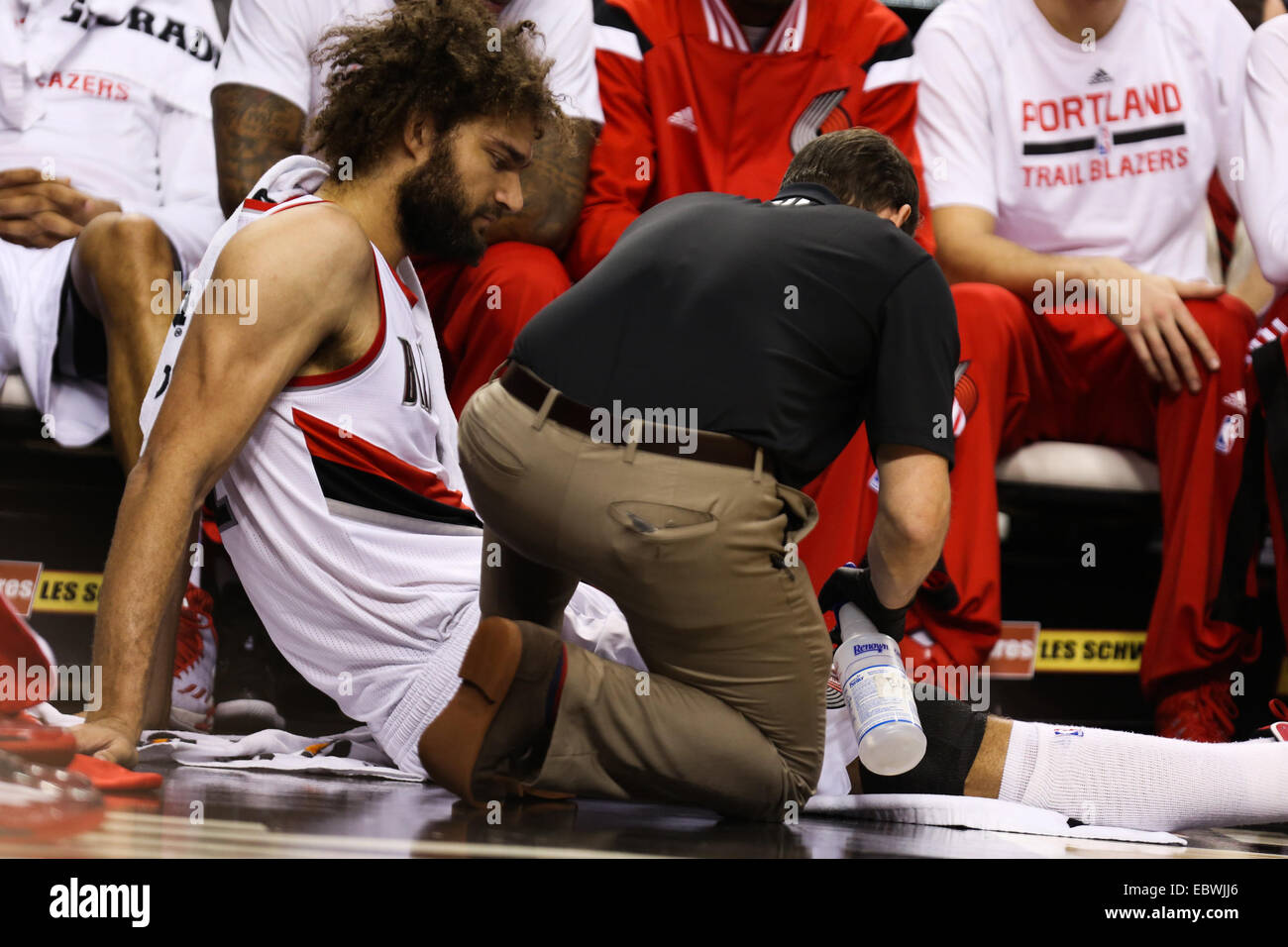 Portland, Oregon, USA. 4 Décembre, 2014. ROBIN LOPEZ (42) obtient le sang nettoyé son short. Les Portland Trail Blazers jouer les Indiana Pacers lors de la Moda Center le 4 décembre 2014. Crédit : David Blair/ZUMA/Alamy Fil Live News Banque D'Images