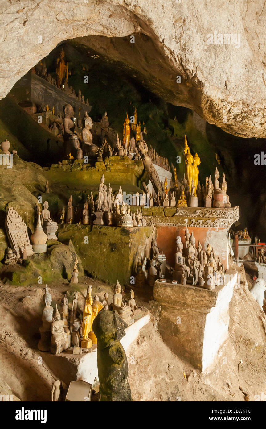 Images de Bouddha dans la grotte de Pak Ou, au Laos Banque D'Images