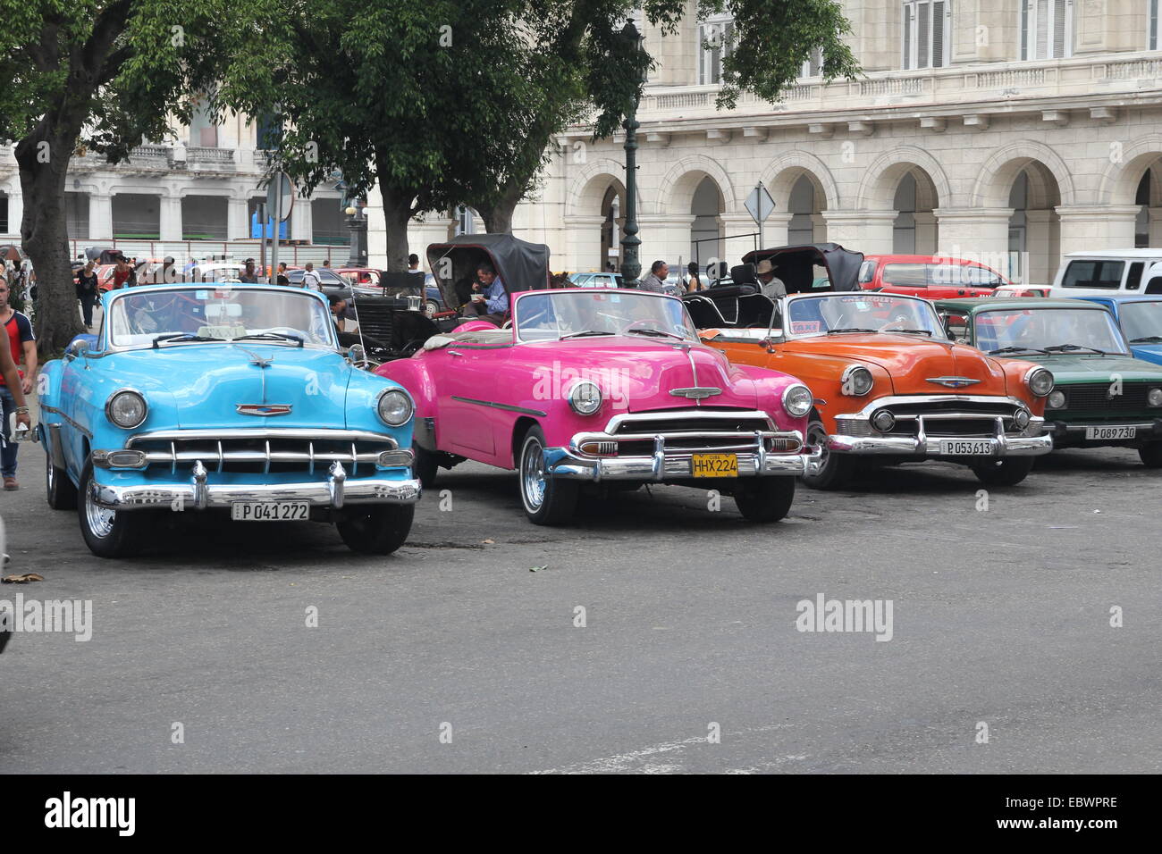 Vieilles voitures colorées La Havane Cuba Banque D'Images