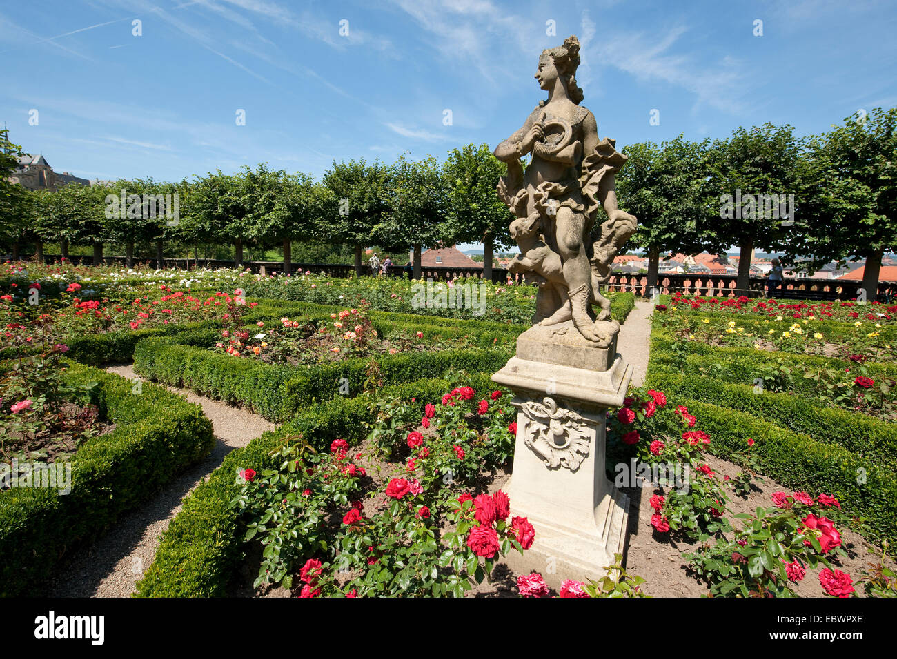 Sculpture dans le jardin de roses de la Neue Residenz ou nouvelle résidence, Bamberg Bamberg, Haute-Franconie, Bavière, Allemagne Banque D'Images