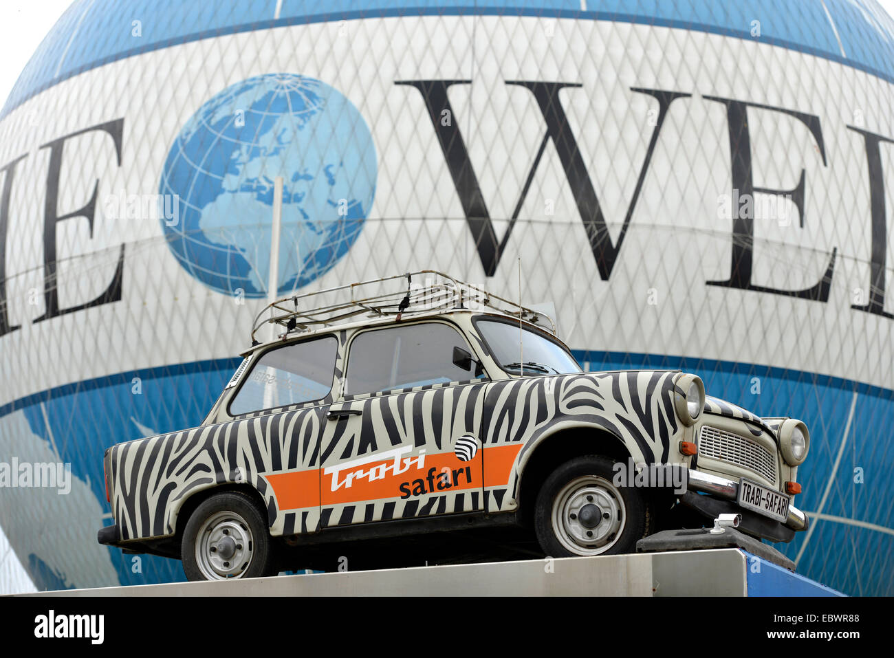 Publicité voiture Trabant Visites guidées par Trabi, en face de l'HiFlyer, Berlin, Berlin, Allemagne Banque D'Images