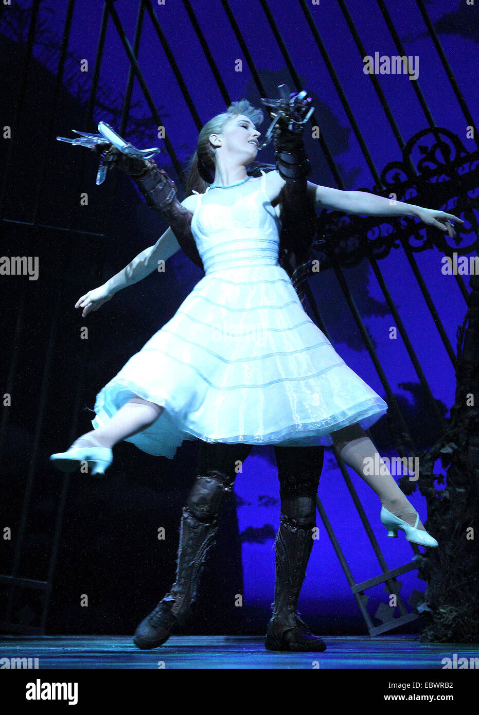 Sadlers Wells, Londres, Royaume-Uni. 4 Décembre, 2014. Liam Mower comme Edward aux mains d' et 'Katy Lowenhoff comme 'Kim Boggs' une séance de photos pour le Matthew Bourne's l'adaptation pour la scène du film de Tim Burton "Edward aux mains d' au Sadler's Wells, Londres le 4 décembre 2014 'Edward aux mains d' est joué par Liam Mower et Dominic Nord, 'Kim Boggs' est joué par Katy Lowenhoff et Ashley Shaw (sur d'autres nuits) Credit : KEITH MAYHEW/Alamy Live News Banque D'Images