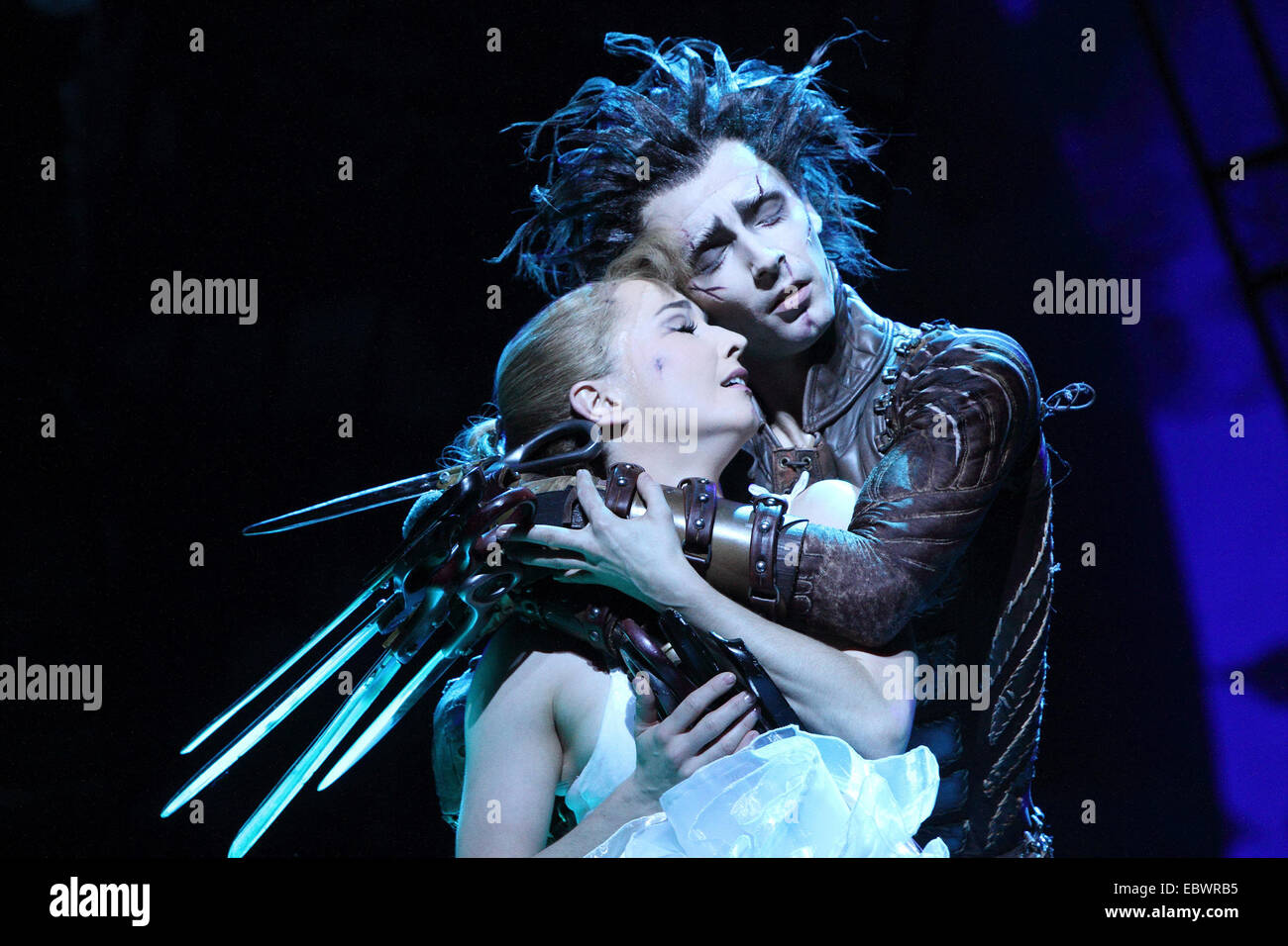 Sadlers Wells, Londres, Royaume-Uni. 4 Décembre, 2014. Liam Mower comme Edward aux mains d' et 'Katy Lowenhoff comme 'Kim Boggs' une séance de photos pour le Matthew Bourne's l'adaptation pour la scène du film de Tim Burton "Edward aux mains d' au Sadler's Wells, Londres le 4 décembre 2014 'Edward aux mains d' est joué par Liam Mower et Dominic Nord, 'Kim Boggs' est joué par Katy Lowenhoff et Ashley Shaw (sur d'autres nuits) Credit : KEITH MAYHEW/Alamy Live News Banque D'Images