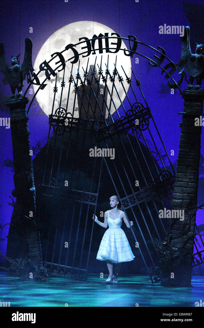 Sadlers Wells, Londres, Royaume-Uni. 4 Décembre, 2014. Dominic nord comme Edward aux mains d' et 'Ashley Shaw comme 'Kim Boggs' une séance de photos pour le Matthew Bourne's l'adaptation pour la scène du film de Tim Burton "Edward aux mains d' au Sadler's Wells, Londres le 4 décembre 2014 'Edward aux mains d' est joué par Liam Mower et Dominic Nord, 'Kim Boggs' est joué par Katy Lowenhoff et Ashley Shaw (sur d'autres nuits) Credit : KEITH MAYHEW/Alamy Live News Banque D'Images