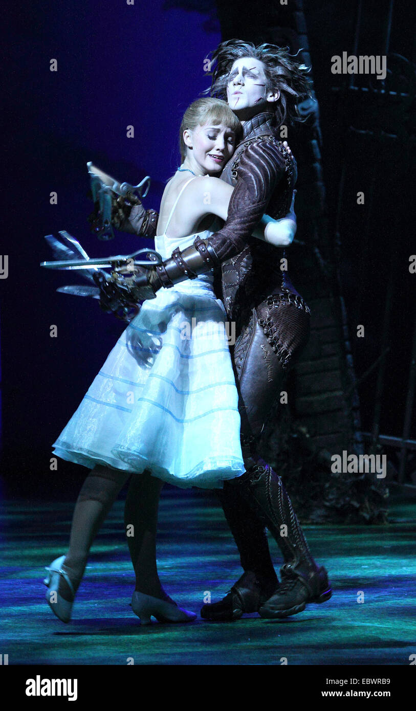 Sadlers Wells, Londres, Royaume-Uni. 4 Décembre, 2014. Dominic nord comme Edward aux mains d' et 'Ashley Shaw comme 'Kim Boggs' une séance de photos pour le Matthew Bourne's l'adaptation pour la scène du film de Tim Burton "Edward aux mains d' au Sadler's Wells, Londres le 4 décembre 2014 'Edward aux mains d' est joué par Liam Mower et Dominic Nord, 'Kim Boggs' est joué par Katy Lowenhoff et Ashley Shaw (sur d'autres nuits) Credit : KEITH MAYHEW/Alamy Live News Banque D'Images