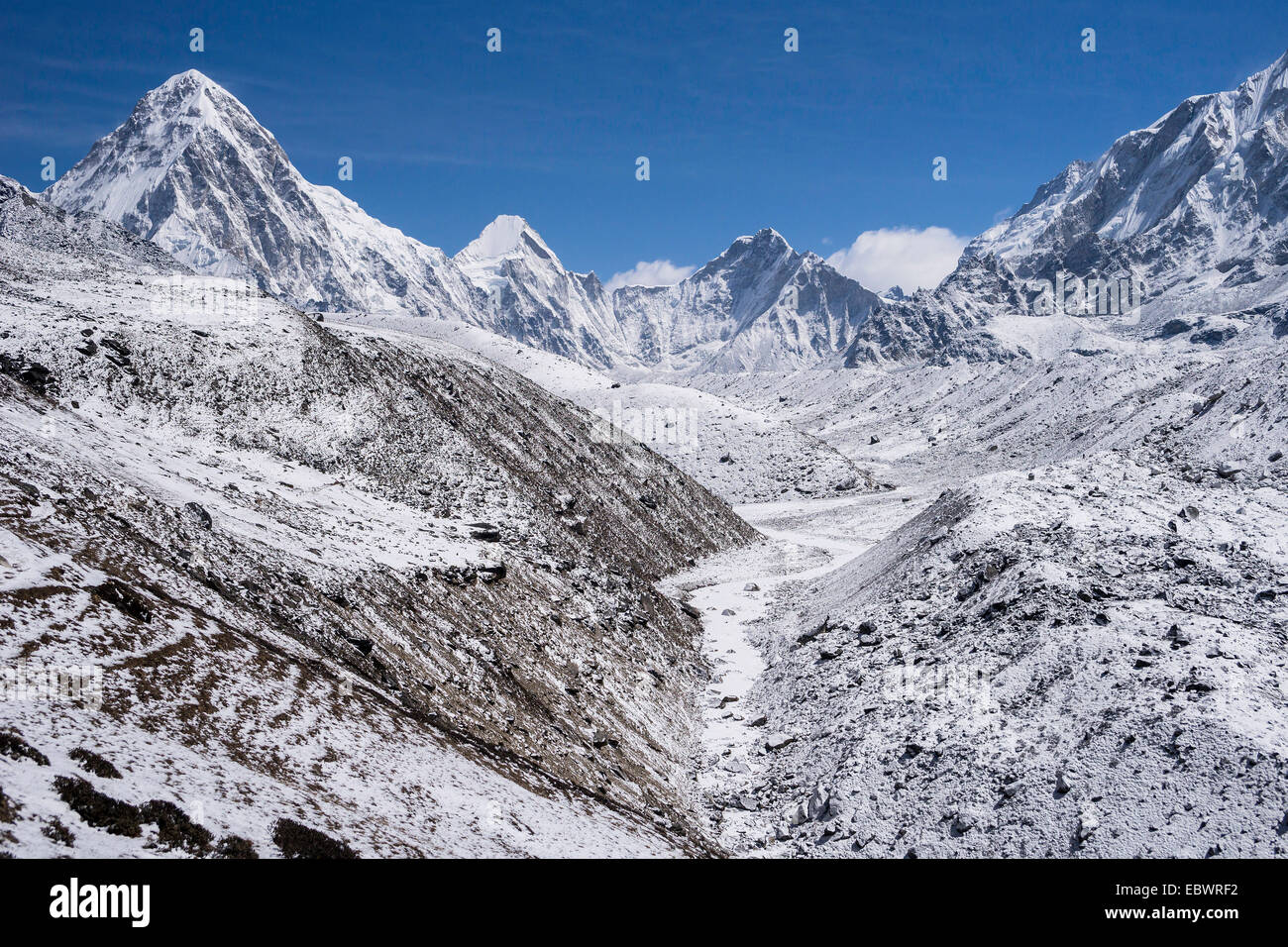 Snowy vallée du Khumbu, regard vers le camp de base de l'Everest, Khumbu, district de Solukhumbu, Région de l'Everest, au Népal Banque D'Images