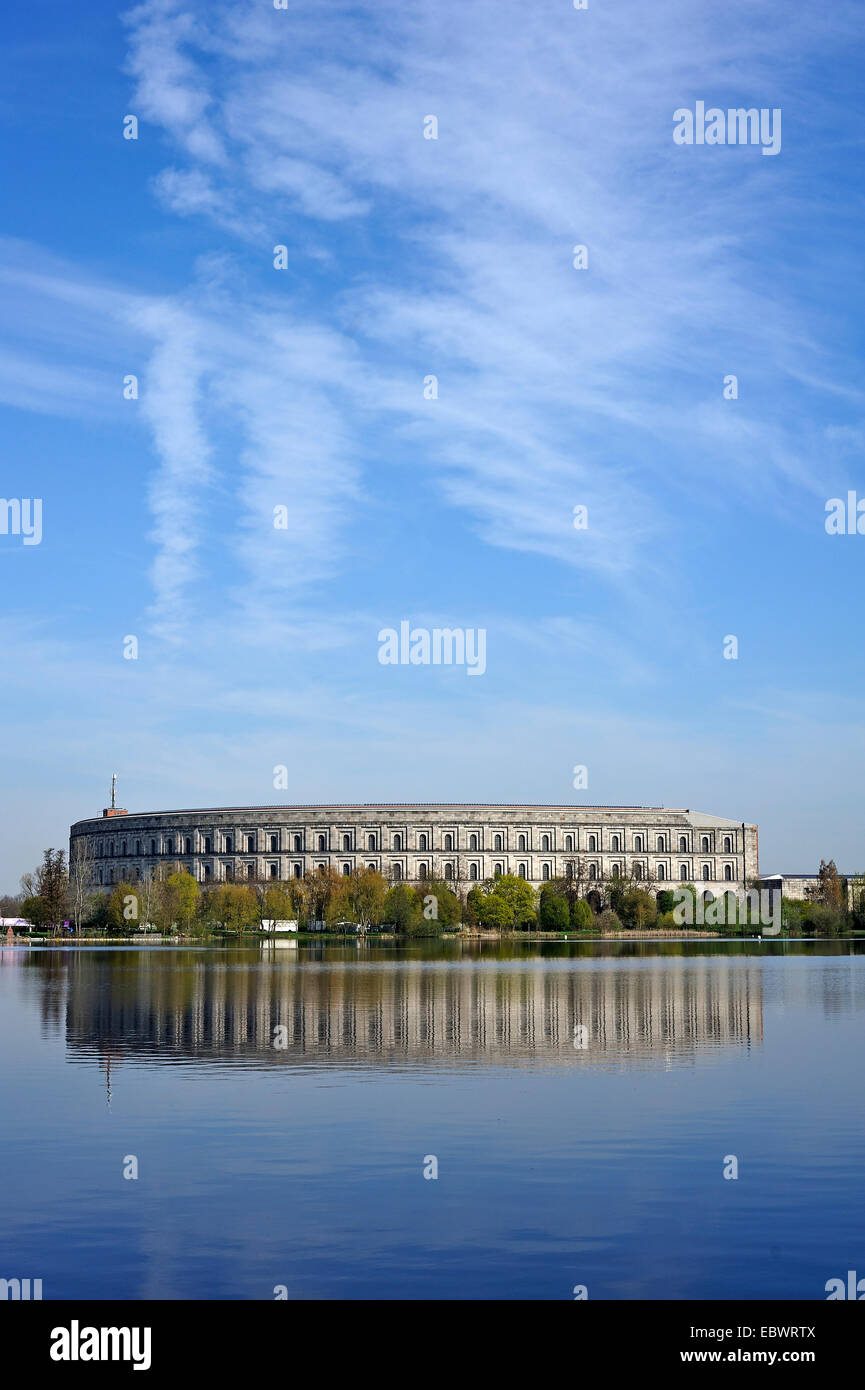 Vue complète de l'ancienne salle des congrès inachevé de la NSDAP, 1933-1945 Dutzendteich pond à l'avant Banque D'Images