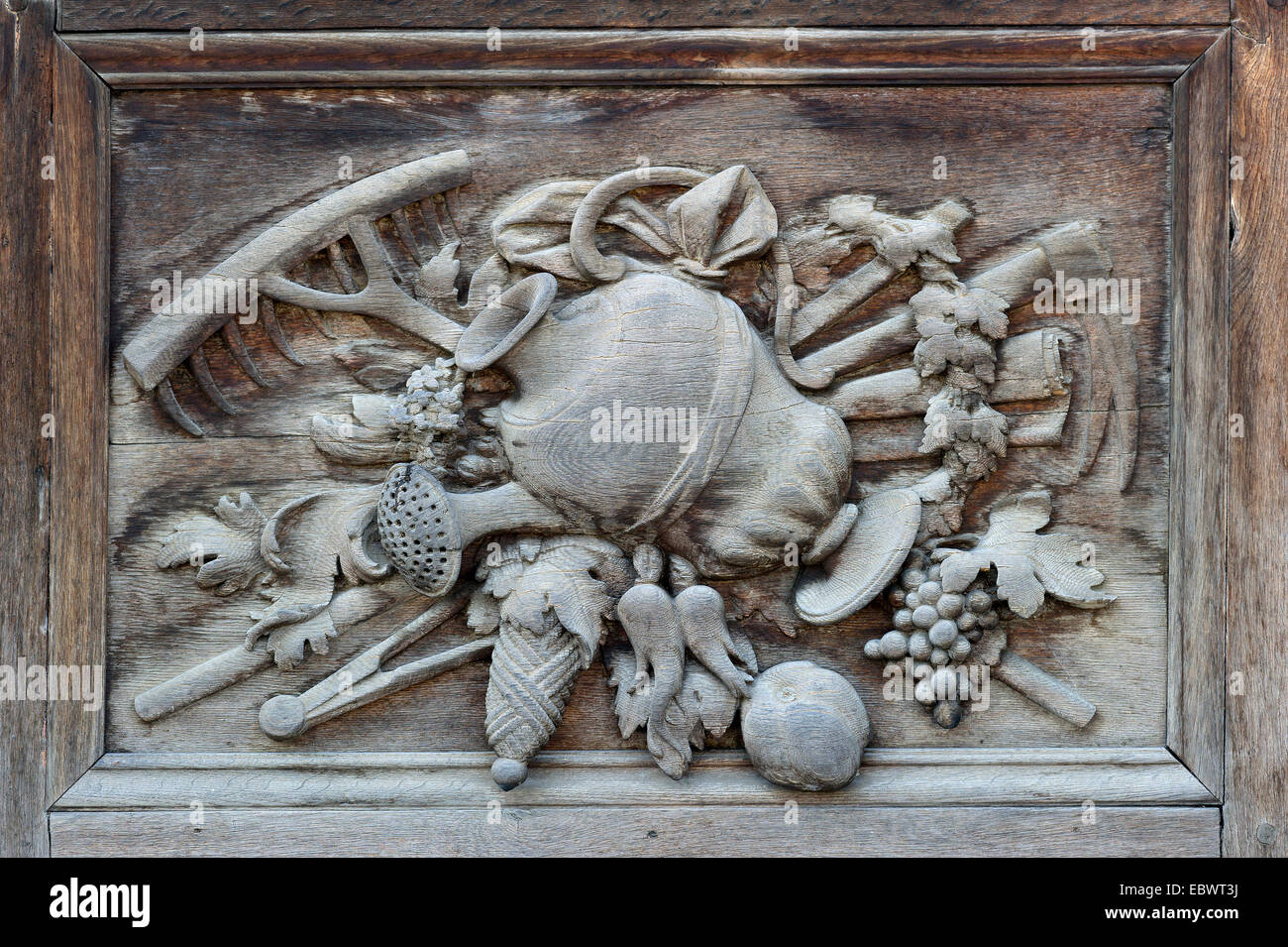 Relief sculpté avec motifs agricoles sur le portail en bois, nouveau château de Schleissheim Palace, côté est, Oberschleißheim Banque D'Images