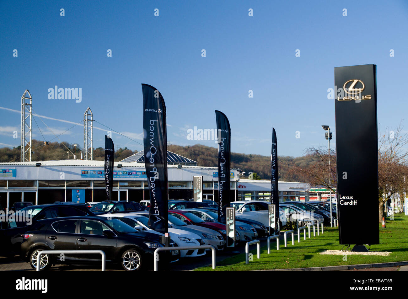 Enseigne à l'extérieur de l'agence de voiture Lexus, Cardiff, Pays de Galles. Banque D'Images