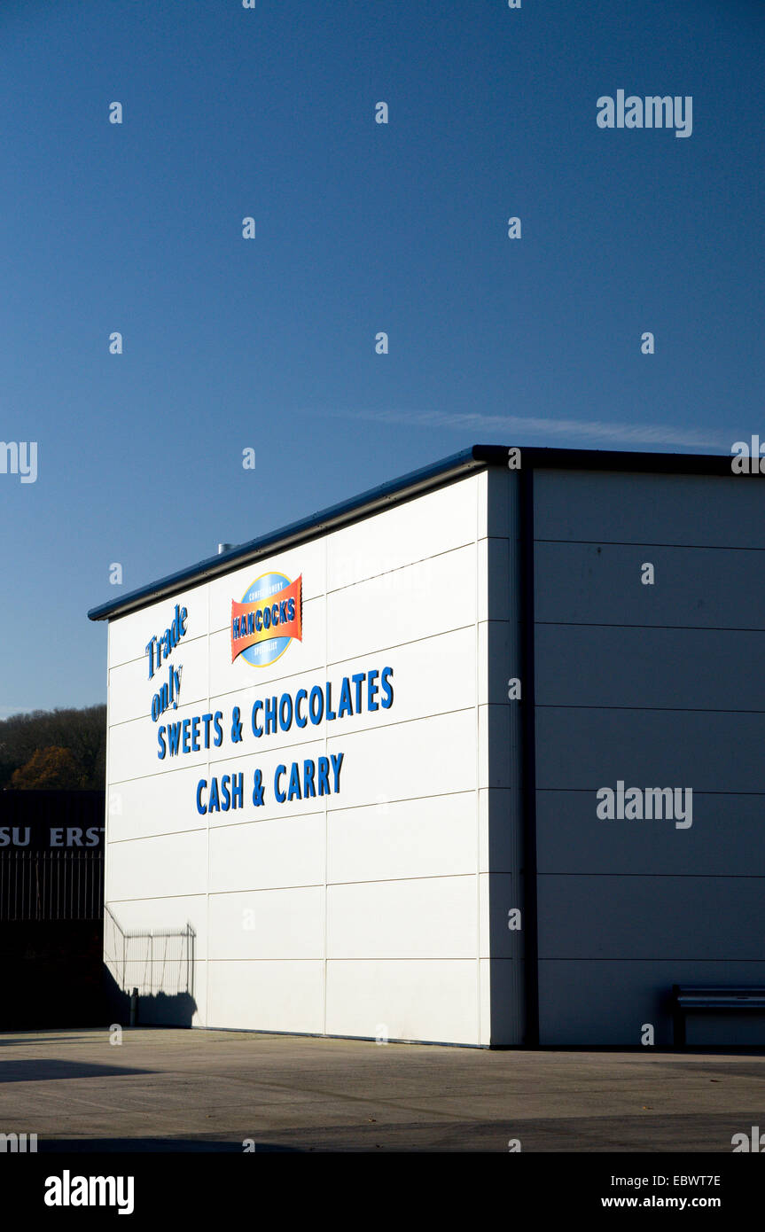 Chocolat sucré et Cash and Carry store, Penarth Road, Cardiff, Pays de Galles, Royaume-Uni. Banque D'Images