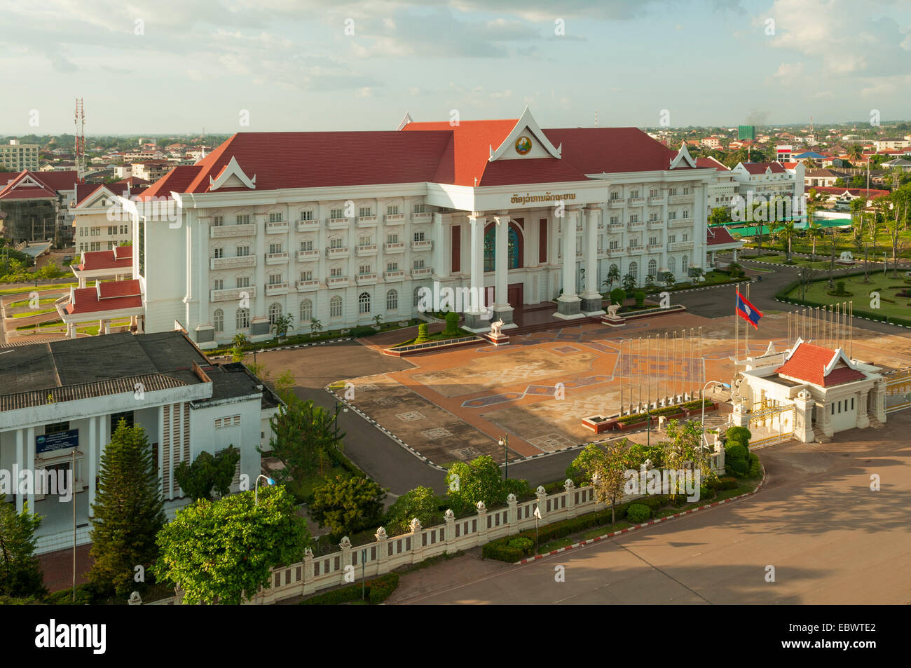 Bureau du premier ministre à partir de la porte de la Victoire, Vientiane, Laos Banque D'Images